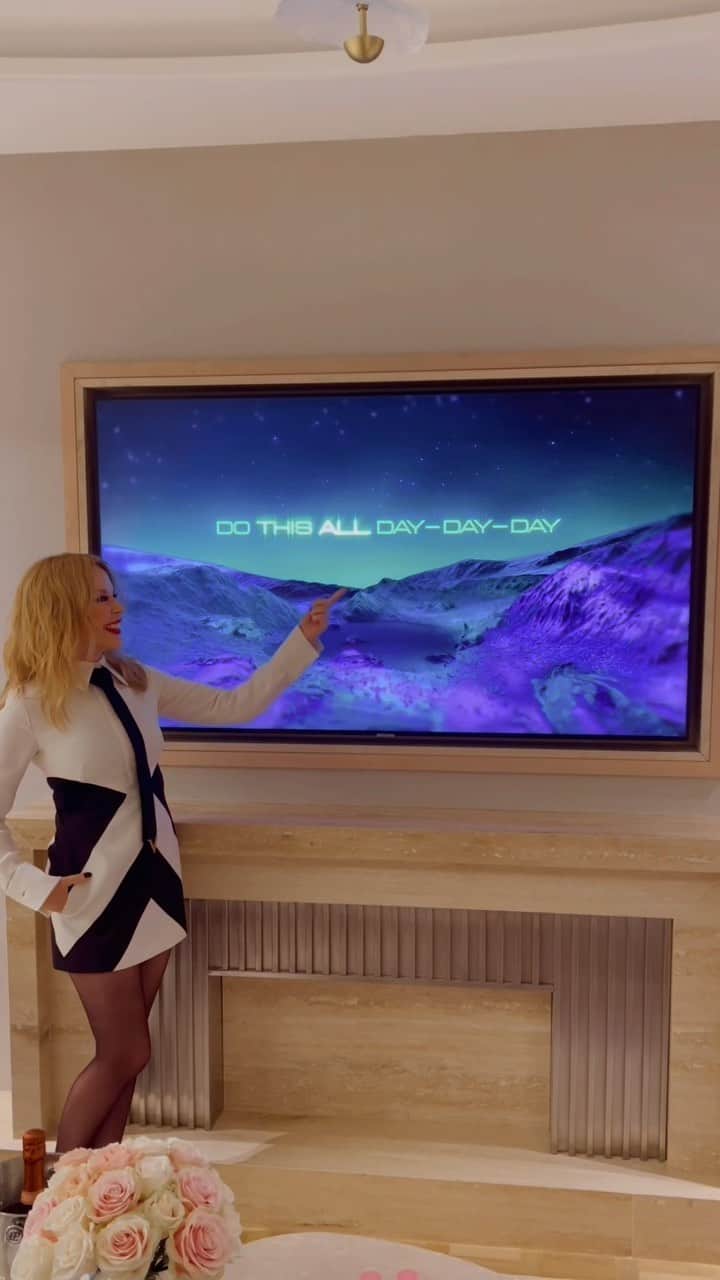 カイリー・ミノーグのインスタグラム：「Did someone say TENSION lyric video Kylie-oke 😝💚🖤 This was fun!!」