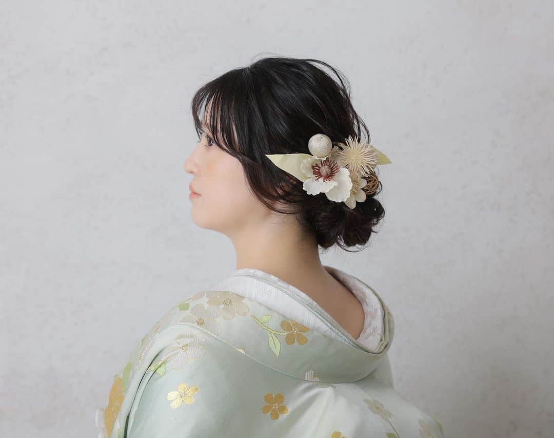 スタジオエイト 名古屋のインスタグラム：「【和装シニヨン】  サイドを重ためにして耳にかかるように持っていくことで、 ゆるっと感を出しました◎  ヘッドアクセは造花で置物に入ってる色味に合ってて かわいかったです🧸🍨  担当スタッフ⤵︎💁🏻‍♀️ 📷 @n.kaoru.deco.ph  💄 @nanami.deco.hm   📷photographer @t.oguri.deco.ph @s.mochizuki.deco.ph @n.kaoru.deco.ph @a.fujiwara.deco.ph @yagasaki.deco.ph ︎●sato kenta → HP gallery ●kimura mio → HP gallery ●kondo reina → HP gallery  💄hair&makeup @mitani.deco.hm @nanami.deco.hm @miharu.deco.hm @koide.deco.hm @nishimura.deco.hm @matsuyama.deco.hm ●kanamori kureha → HP gallery ●sato ayumi → HP gallery ●yukioka airi → HP gallery ●ishikawa haruka → HP gallery ●fuki ayano → HP gallery  私たちと一緒に働きませんか？ フォトグラファー、ヘアメイク、 フォトプランナーを募集中です★ @decollte_recruit  #デコルテフォト #スタジオエイト #プレ花嫁 #名古屋プレ花嫁 #ウエディングレポ #前撮りレポ #DWPG #撮る結婚式　 #ウェディングフォト #フォトウエディング #結婚準備 #前撮りポーズ #ウエディングニュース #weddingphoto #日本中のプレ花嫁さんと繋がりたい #プレ花嫁さんと繋がりたい #おしゃれさんと繋がりたい #カップルさんと繋がりたい #2023秋婚 #2023冬婚 #2024春婚  #marry花嫁 #洋装前撮り#前撮りポーズ #和装シニヨン #和装ヘアメイク」