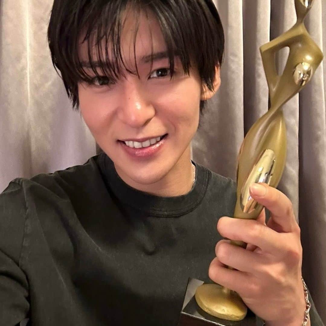 目黒蓮さんのインスタグラム写真 - (目黒蓮Instagram)「⁡ 東京ドラマアウォード2023の授賞式 助演男優賞を頂きました。 silentというたくさんの方々に愛された 物語の一部となって、 このような素晴らしい賞まで頂いて、 本当に幸せです。 久しぶりにsilentチームにもお会いできて 嬉しかったです！ 本当にありがとうございました。 これからもたくさんの人が幸せな気持ちになるような 活動をしていきます。 ⁡ #silent #東京ドラマアウォード #目黒蓮」10月25日 8時01分 - sn_meguro.ren_official