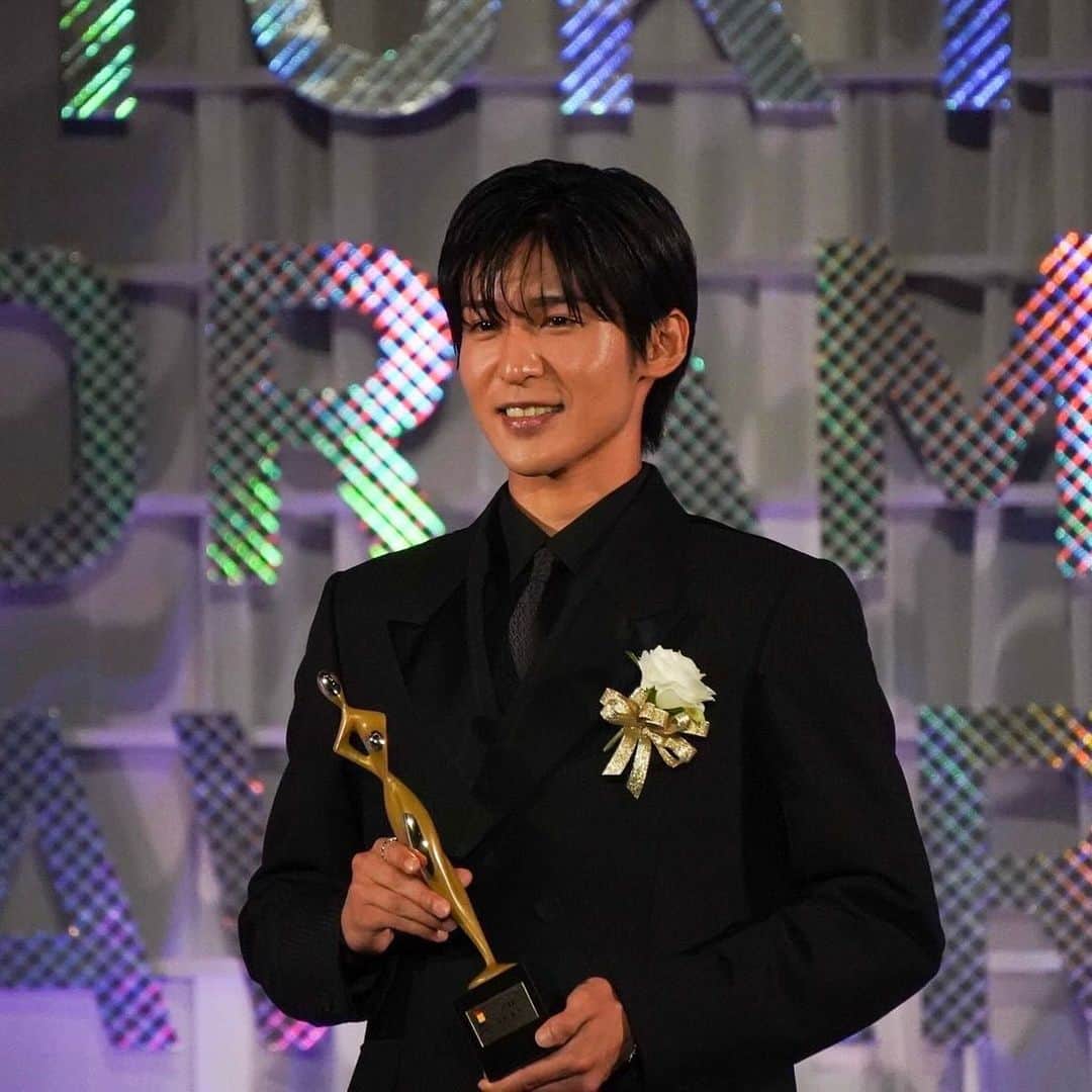 目黒蓮さんのインスタグラム写真 - (目黒蓮Instagram)「⁡ 東京ドラマアウォード2023の授賞式 助演男優賞を頂きました。 silentというたくさんの方々に愛された 物語の一部となって、 このような素晴らしい賞まで頂いて、 本当に幸せです。 久しぶりにsilentチームにもお会いできて 嬉しかったです！ 本当にありがとうございました。 これからもたくさんの人が幸せな気持ちになるような 活動をしていきます。 ⁡ #silent #東京ドラマアウォード #目黒蓮」10月25日 8時01分 - sn_meguro.ren_official