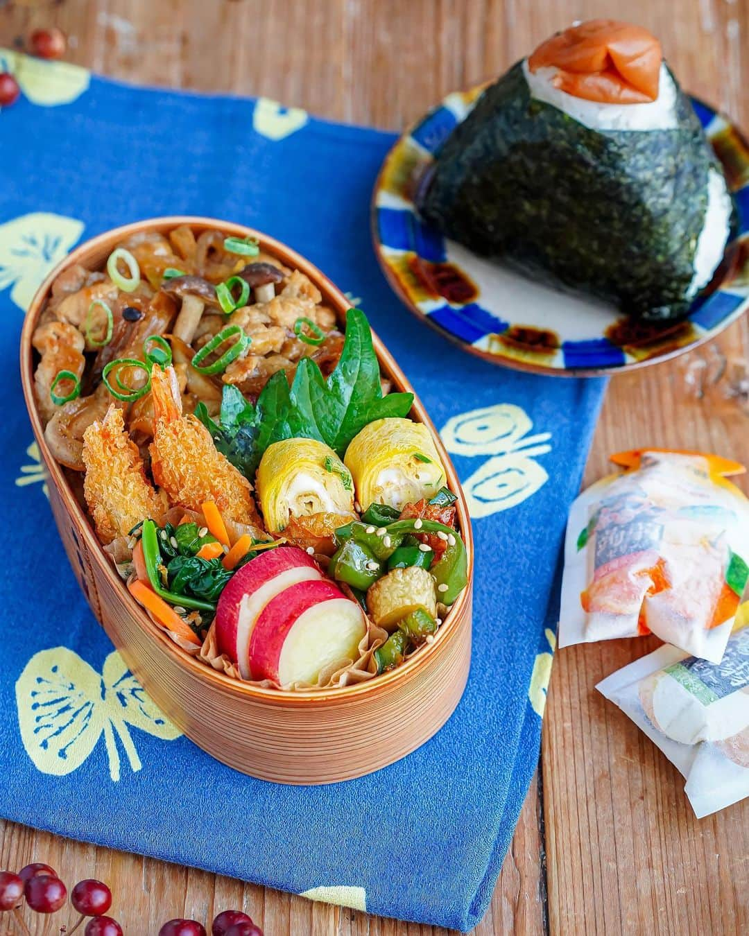 Ayaのインスタグラム：「お弁当  おはようございます😊  昨日のお弁当🍱  豚丼 エビフライ ネギ入り卵焼き 小松菜と人参のナムル ピーマンとちくわのきんぴら さつまいものレモン煮  旦那さんはお休みだった為、娘弁当だけ。  娘が朝から支度が遅いにも関わらず、朝ごはんをゆっくり食べるので、毎朝バスに乗り遅れる寸前で、先週は私がバス停まで車で送る日が何日か続きました😇  毎朝早くしなさいと怒鳴る自分にもうんざりし、身支度が全て終わってからじゃないと朝ごはんを食べさせないことにしました😂  万が一朝食が食べれなかった時用のおにぎりを準備していましたが、無事に朝食もしっかり済ませて昨日今日はいつもより3分も早く家を出れています🙌  朝食をしっかり食べていきたい娘には、このやり方が合っていたようです🤣  朝食後、このおにぎりを見て、早弁で食べるからとこのおにぎりも持っていきました🤣 #男子学生か  せっかくなのでこちらで#onigiriaction に参加します🍙🍙  今日は久しぶりに友達とランチに😊💓  それではよい一日を😊✨  #お弁当#豚丼#おにぎり#おむすび#お昼ごはん#娘弁当#高校生弁当#フーディーテーブル#おうちごはんlover#マカロニメイト  #homemade#homemadefood#lunchbox#onigiri#foodporn#foodie#foodstagram#foodpics #igersjp」