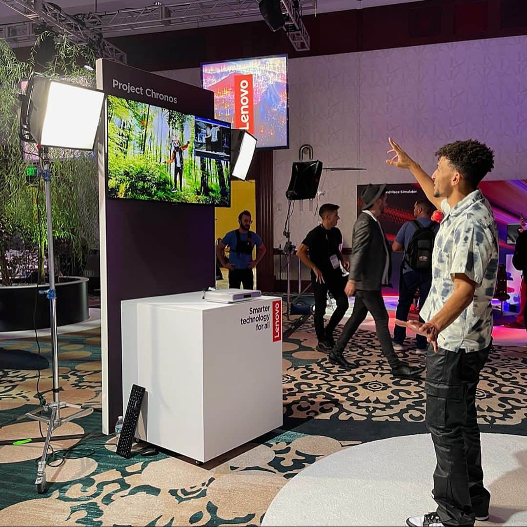 Lenovoさんのインスタグラム写真 - (LenovoInstagram)「So many amazing things to experience at #LenovoTechWorld! Thank you @lenovo for letting me demo PROJECT CHRONOS to over 12M+ watching on the live stream!! AI is here #LenovoPartner」10月25日 8時06分 - lenovo