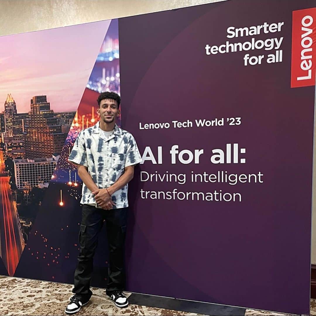 Lenovoさんのインスタグラム写真 - (LenovoInstagram)「So many amazing things to experience at #LenovoTechWorld! Thank you @lenovo for letting me demo PROJECT CHRONOS to over 12M+ watching on the live stream!! AI is here #LenovoPartner」10月25日 8時06分 - lenovo