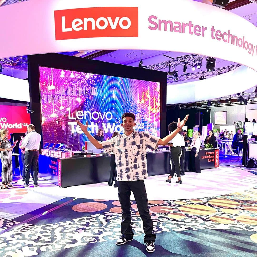 Lenovoのインスタグラム：「So many amazing things to experience at #LenovoTechWorld! Thank you @lenovo for letting me demo PROJECT CHRONOS to over 12M+ watching on the live stream!! AI is here #LenovoPartner」