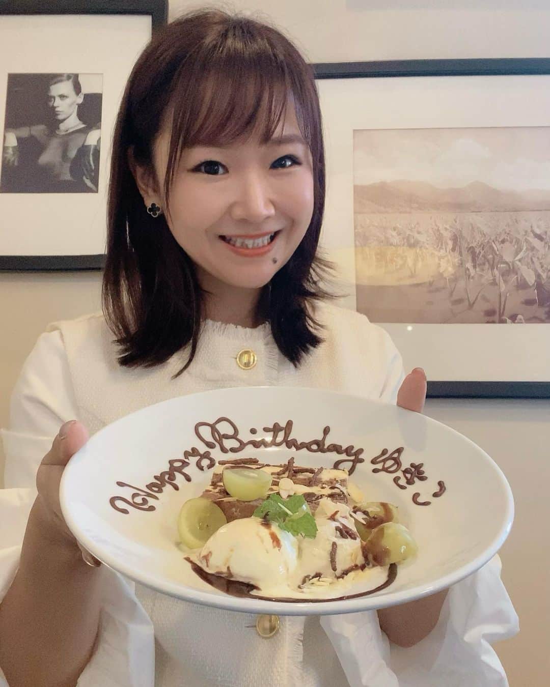 前川由希子のインスタグラム：「誕生日を迎えました。 45歳！！ 四捨五入したら…と、自分にビックリです笑  好きな仕事を存分にして、 好きなものをたくさん食べて、 会いたい人に会える。 たぶん、イヤなこともあるんだろうけど、 それを差し引いても楽しい。＝幸せです。  健康な身体と恵まれた環境、 周囲の人たちに感謝をしながら、 大切なものを大切にしないとね。 と改めて思います。  もっと仕事する！ もっと楽しむ！ もっと食べる！笑 いい一年にします！  皆様、引き続きよろしくお願いします♡  #誕生日　 #birthday  #mybirthday  #happybirthday」