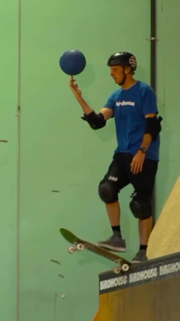 トニー・ホークのインスタグラム：「Going hard in no paint. 🏀🛹」