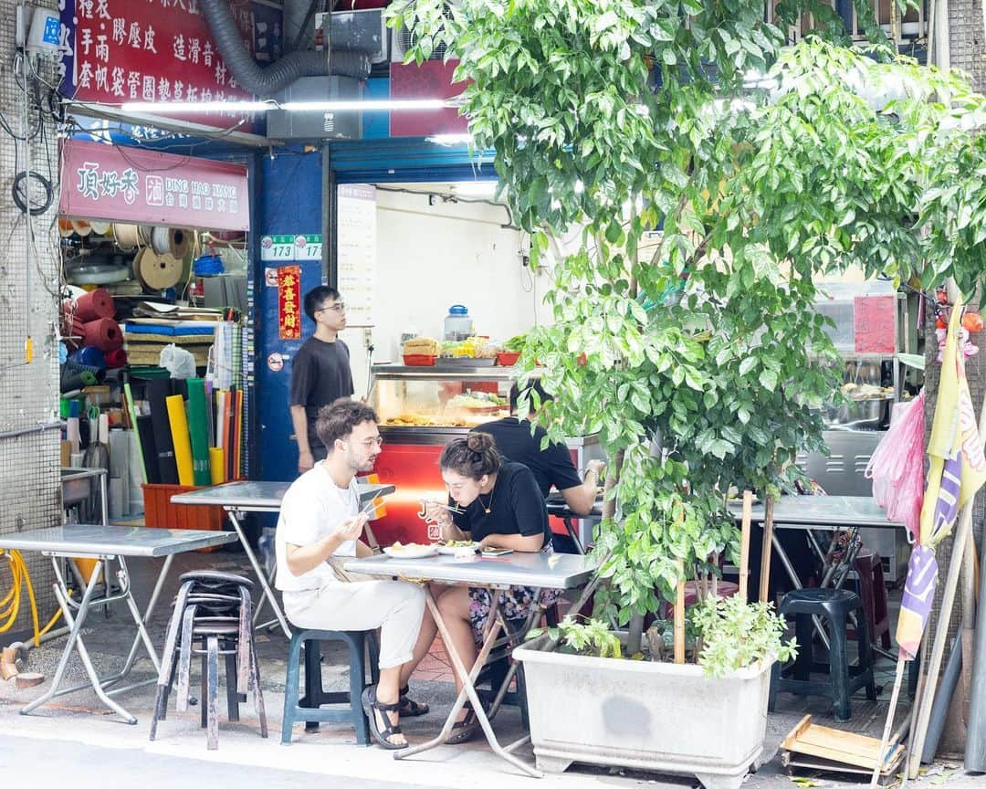 セソコマサユキのインスタグラム：「台湾旅のスナップ。イベント出店という部分での学びはもちろんだけど、この街が持つ魅力を改めていくつか体感することができて、それも大きな収穫だった。まだうまく言語化はできてないけど。さて、今回の旅はこれでおしまい。次回を楽しみにがんばろ。  #台湾 #台北 #夜市 #旅のスナップ」