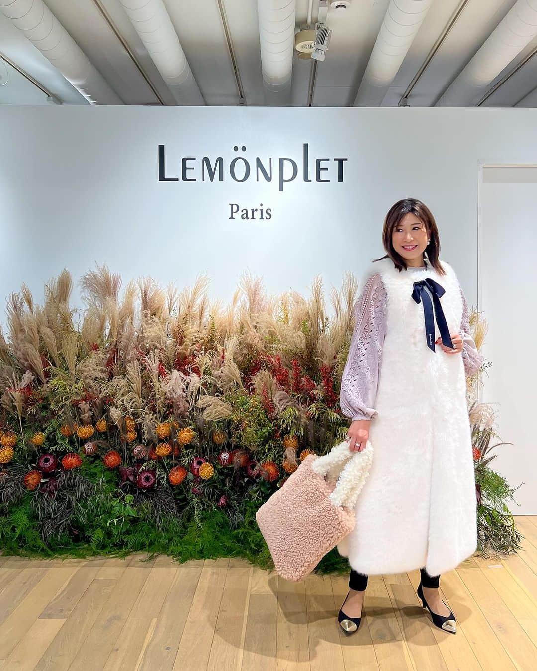 田中浩実さんのインスタグラム写真 - (田中浩実Instagram)「✧︎ パリ発信のモダンな感性のファッションブランド「 Lemönplet （レモンプレット）」 表参道店の1周年パーティーにご招待いただき行ってきました！ @choyo_lemonplet_japan   「女性が身に着けているときに自信を持ってエレガントで快適さを感じること。」を焦点にデザインされています。  最高品質なエコファーなので肌触りがとても気持ちよくてあたたかい♡ キッズも可愛いぃ♡  可愛くて何着も試着！ 迷ってしまったのでどれが似合うか教えて欲しいー！  ※店舗はGoogleだと迷うので「レモンプレット」で検索してね！  📍レモンプレット 東京都港区北⻘⼭3-13-12 Les Sta北⻘⼭ 1階  #PR  #レモンプレット  #エコファー  #ファー  #ふわふわ  #ふわもこ #秋冬コーデ #大人可愛い #大人コーデ #大人女子 #きれいめコーデ #上品 #大人ファッション #アラフィフ #アラフィフファッション #アラフィフコーデ #アラフィフ女子  #パリ  #パーティー  #1周年 #coat #fashion」10月25日 8時27分 - hiromi.tanaka.japan