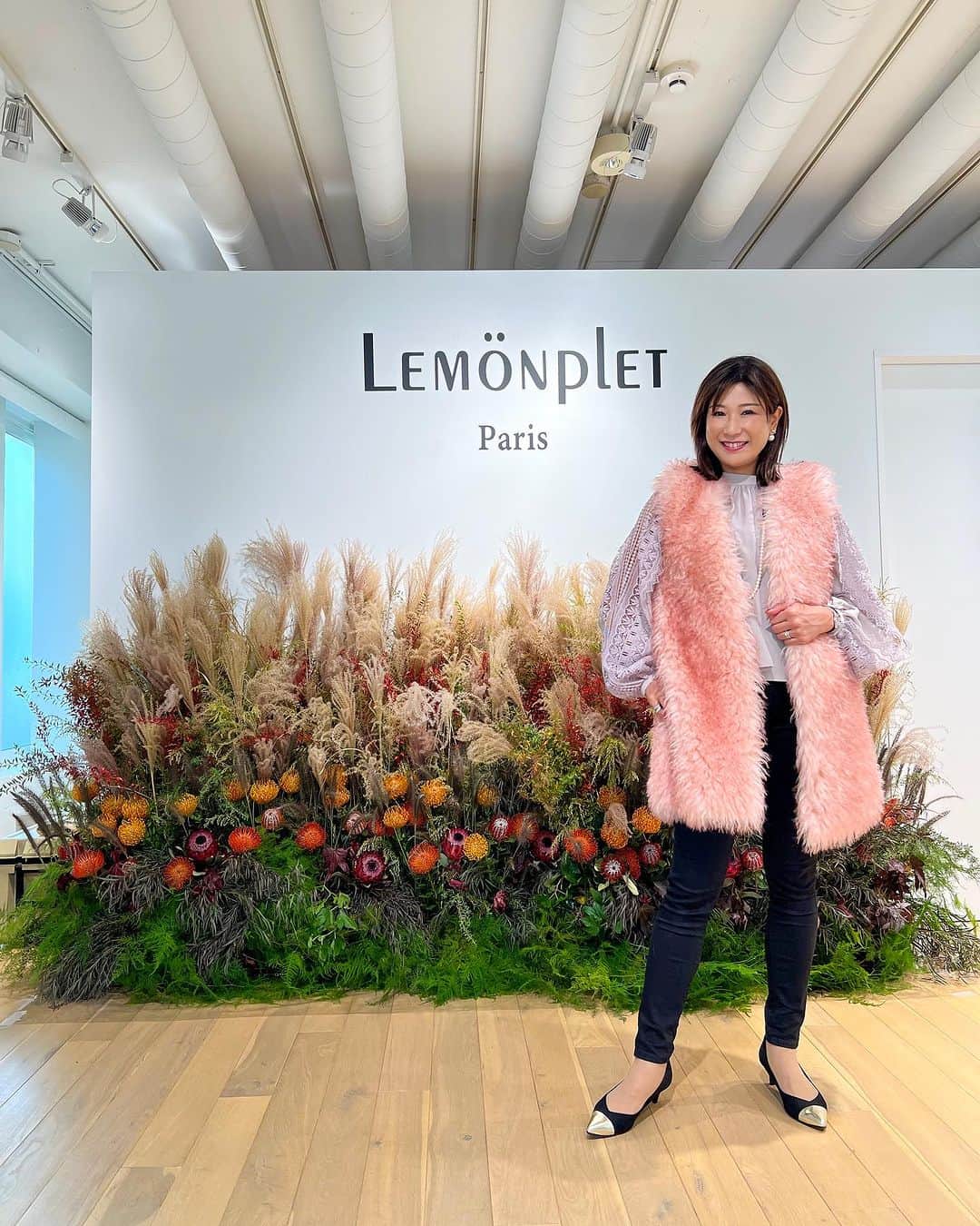 田中浩実さんのインスタグラム写真 - (田中浩実Instagram)「✧︎ パリ発信のモダンな感性のファッションブランド「 Lemönplet （レモンプレット）」 表参道店の1周年パーティーにご招待いただき行ってきました！ @choyo_lemonplet_japan   「女性が身に着けているときに自信を持ってエレガントで快適さを感じること。」を焦点にデザインされています。  最高品質なエコファーなので肌触りがとても気持ちよくてあたたかい♡ キッズも可愛いぃ♡  可愛くて何着も試着！ 迷ってしまったのでどれが似合うか教えて欲しいー！  ※店舗はGoogleだと迷うので「レモンプレット」で検索してね！  📍レモンプレット 東京都港区北⻘⼭3-13-12 Les Sta北⻘⼭ 1階  #PR  #レモンプレット  #エコファー  #ファー  #ふわふわ  #ふわもこ #秋冬コーデ #大人可愛い #大人コーデ #大人女子 #きれいめコーデ #上品 #大人ファッション #アラフィフ #アラフィフファッション #アラフィフコーデ #アラフィフ女子  #パリ  #パーティー  #1周年 #coat #fashion」10月25日 8時27分 - hiromi.tanaka.japan