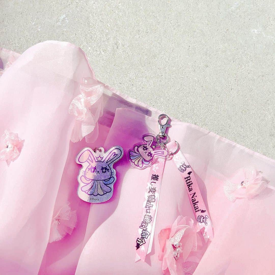 中井りかのインスタグラム：「ドレスの裾とうさげグッズ🎀💗 かわちい〜.ᐟ.ᐟ  みんなうさげつかってる👸🏼？」