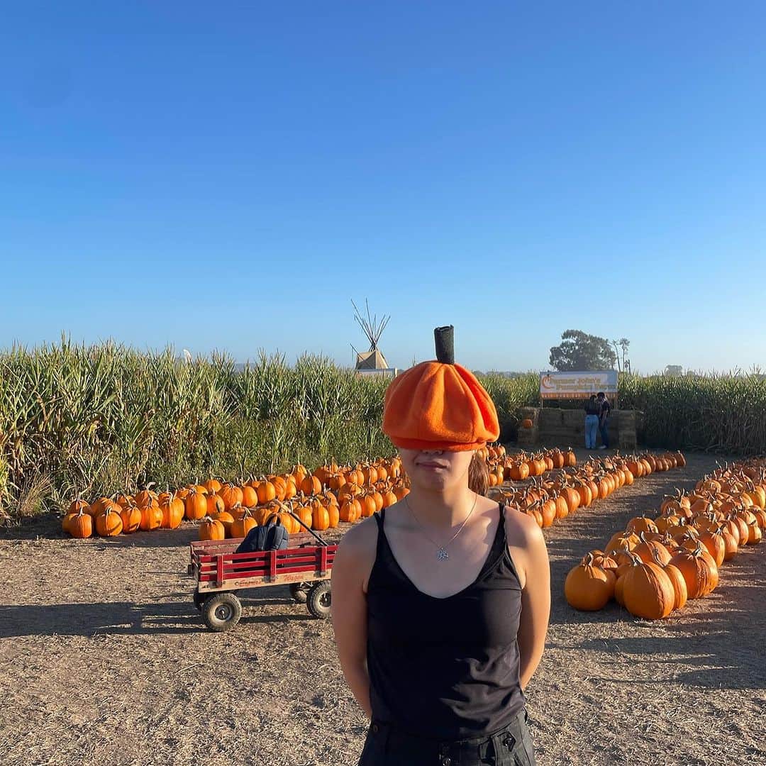 リリー・チャンさんのインスタグラム写真 - (リリー・チャンInstagram)「Yes we did make the pumpkin hat our entire personality 🧡」10月25日 8時45分 - lilyyz