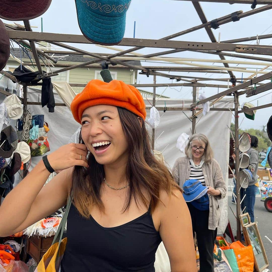 リリー・チャンさんのインスタグラム写真 - (リリー・チャンInstagram)「Yes we did make the pumpkin hat our entire personality 🧡」10月25日 8時45分 - lilyyz