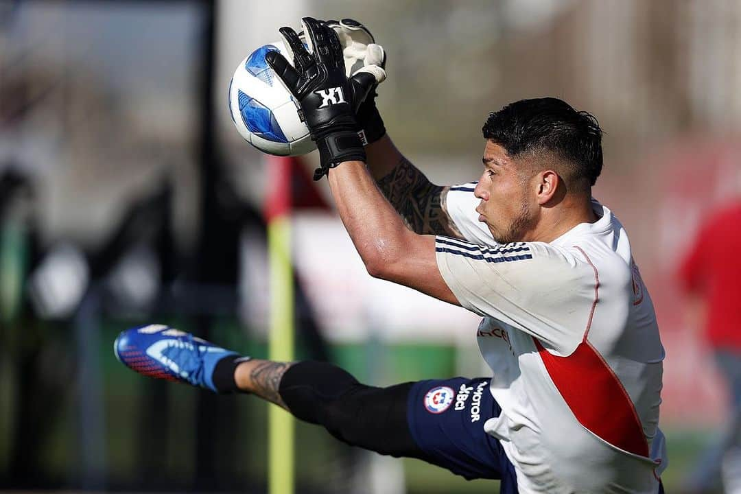 サッカーチリ代表チームのインスタグラム：「🧤 Nuevo día de trabajo para los porteros de #LaRojaSub23 🇨🇱🔥  🔜🇺🇾 @santiago2023oficial   📷 Carlos Parra - Comunicaciones FFCH   #SomosLaRoja」