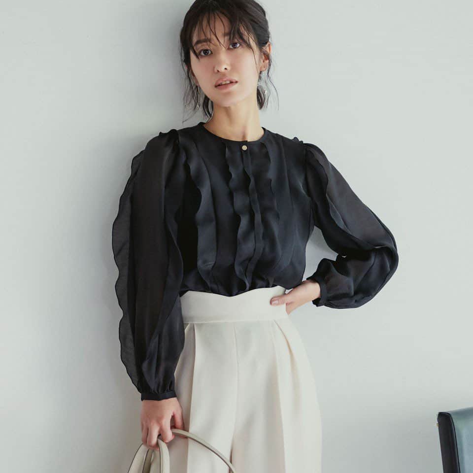 celford_officialのインスタグラム：「【COLUMN】 ⁡ 〜ほんのり華やぎも欲しいシーンなら〜 ⁡ 季節問わず一枚あると便利なのが、 品のあるフリルブラウス。 ⁡ 程よい透け感のオーガンジー素材でちらりと のぞかせるだけでも華やかさをプラスできます。 ⁡ 上にはツイードジャケット風アウターを。 ⁡ 中綿入りで防寒力もあるので 寒い時期のママコーデにぴったりです！ ⁡ blouse ¥19,800 coat ¥35,200 ◆11月上旬発売予定 ⁡ pants ¥17,600 ◆発売中 ⁡ オンラインから是非ご覧下さい。 ⁡ Height:165cm Size:36 ⁡ ⁡ #CELFORDAW23 #celford #セルフォード」
