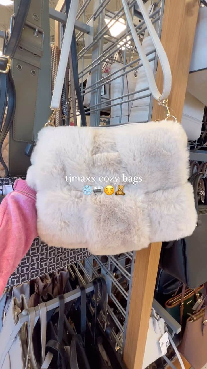 T.J.マックスのインスタグラム：「Even the bags are getting in on the cozy 🥰」
