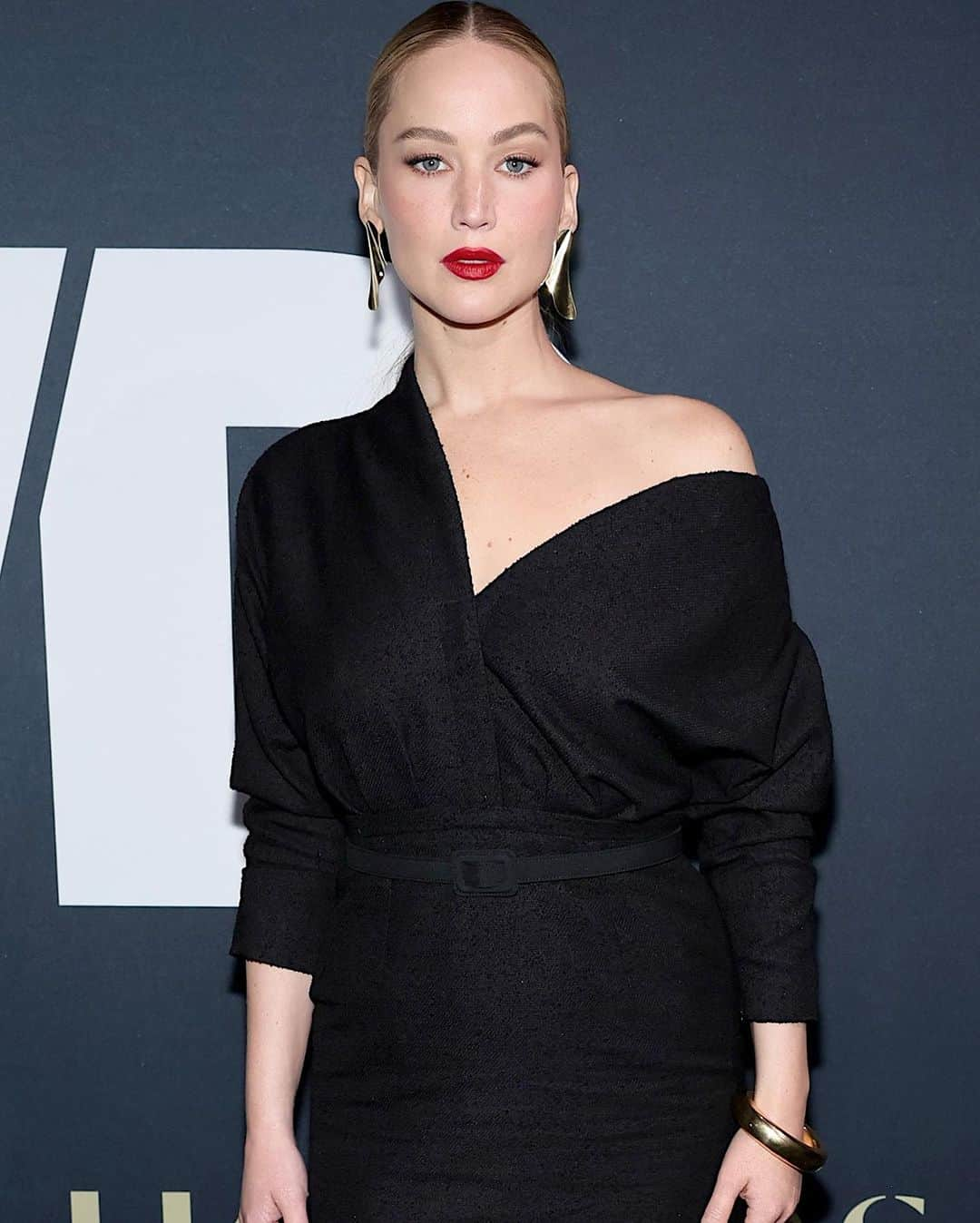 Hung Vanngoさんのインスタグラム写真 - (Hung VanngoInstagram)「#JenniferLawrence x @Diorr x @WWD Honors tonight in New York 🖤❤️ ⭐️💫✨⭐️. 👗 @sweetbabyjamie  💇🏻‍♀️ @rebekahforecast  💄 @hungvanngo assisted by @jianlumakeup  Lip color is @diorbeauty 999」10月25日 8時55分 - hungvanngo