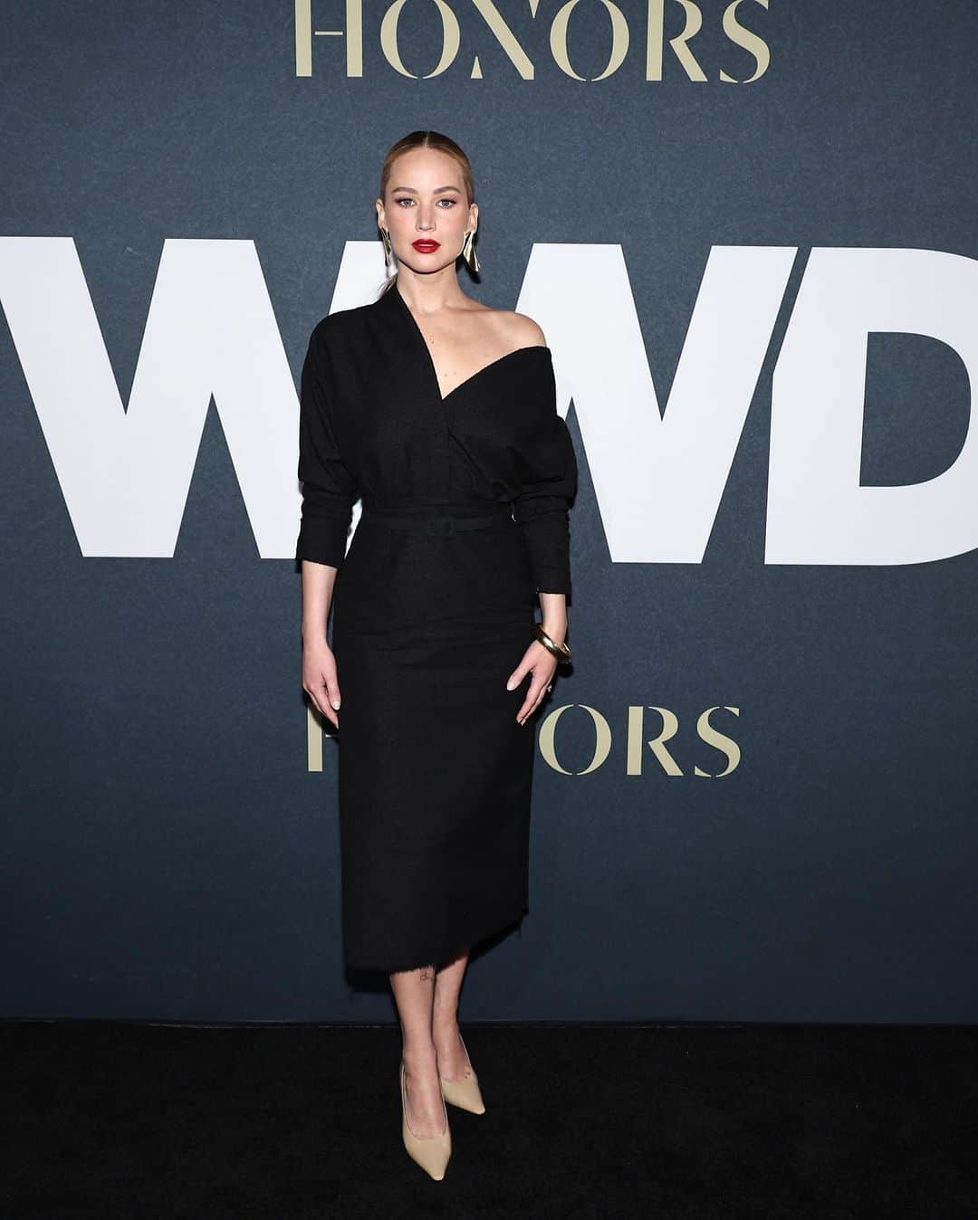 Hung Vanngoさんのインスタグラム写真 - (Hung VanngoInstagram)「#JenniferLawrence x @Diorr x @WWD Honors tonight in New York 🖤❤️ ⭐️💫✨⭐️. 👗 @sweetbabyjamie  💇🏻‍♀️ @rebekahforecast  💄 @hungvanngo assisted by @jianlumakeup  Lip color is @diorbeauty 999」10月25日 8時55分 - hungvanngo