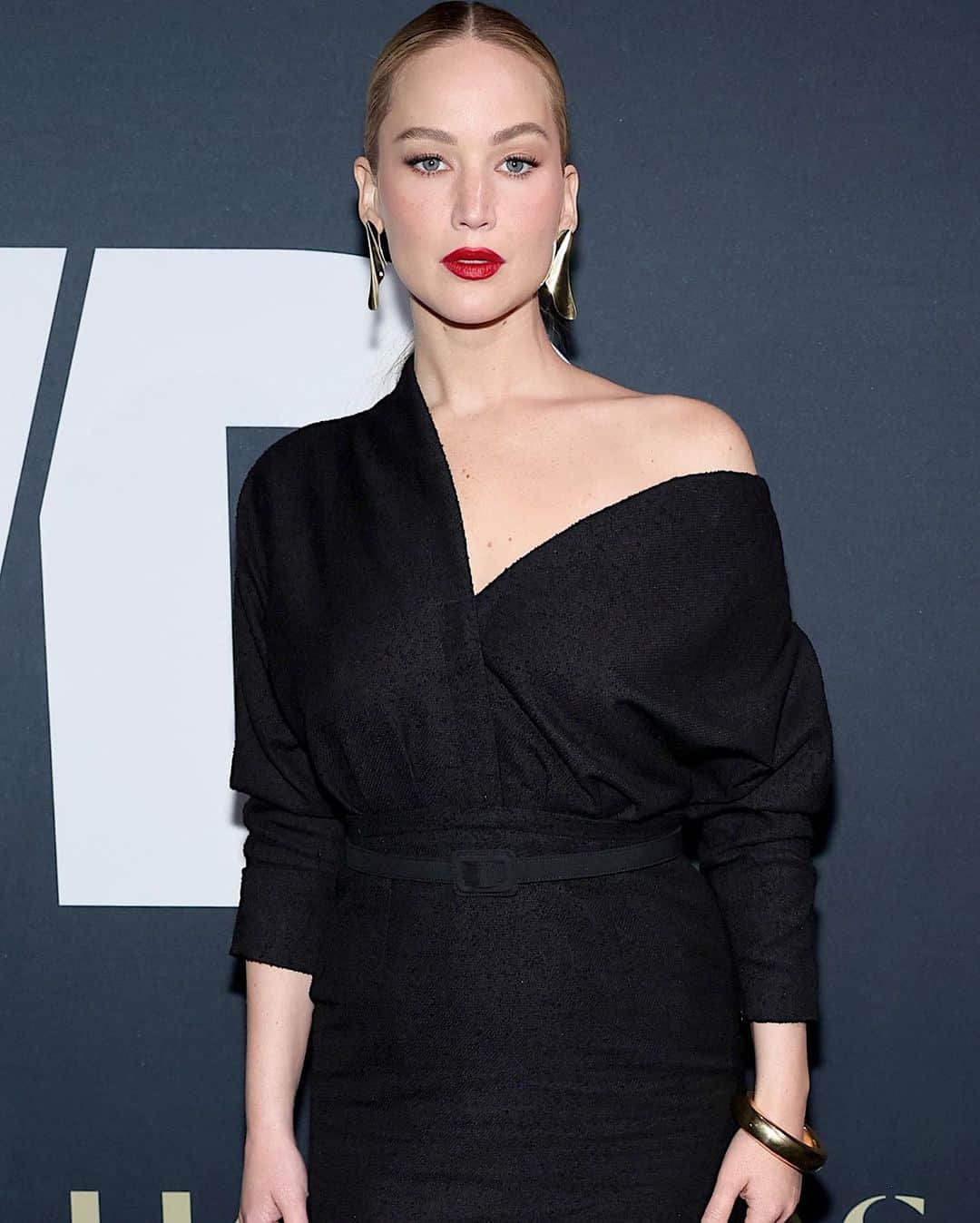 Hung Vanngoのインスタグラム：「#JenniferLawrence x @Diorr x @WWD Honors tonight in New York 🖤❤️ ⭐️💫✨⭐️. 👗 @sweetbabyjamie  💇🏻‍♀️ @rebekahforecast  💄 @hungvanngo assisted by @jianlumakeup  Lip color is @diorbeauty 999」