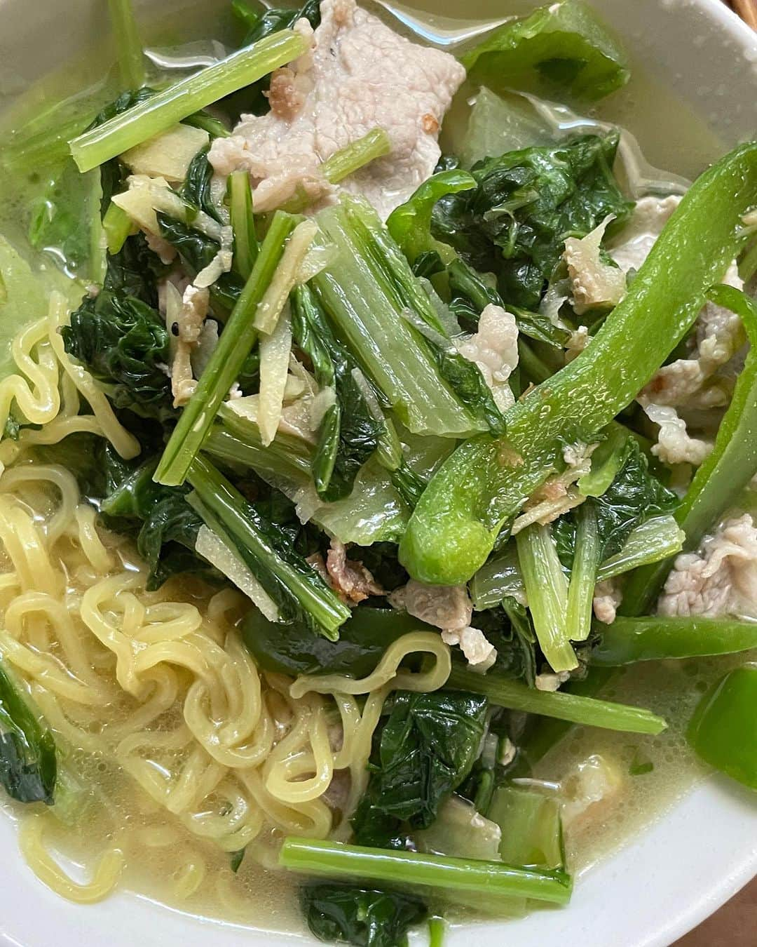 北原徹さんのインスタグラム写真 - (北原徹Instagram)「過日の自前肉野菜炒めラーメン。 近所を自転車で走っていたら、農家の方が土日だけ出張して野菜販売をしていたので、そこで買った小松菜と間引いた白菜を使ってみました。 生姜と大蒜を細かく刻んで（ぼくは針みたいに細く切るのが好み）、フライパンに入れ、サラダ油に少し胡麻油を足して香りを出す。 そこに豚肉を入れ塩をまぶし、火を通し、ピーマン、小松菜、白菜を刻み入れ、火を通す。そこにスープを投入 スープは鶏皮を生姜で茹でた茹で汁に和風出汁を加えたもの。鶏皮は鶏皮ポン酢にしました。 麺を茹で丼に入れできあがり。 鶏皮のスープは結構こってりしているけれども、くどくはないのでおすすめです。 塩は　#佐藤柏 さんの　#吉野屋 の塩です。」10月25日 8時48分 - torukitahara