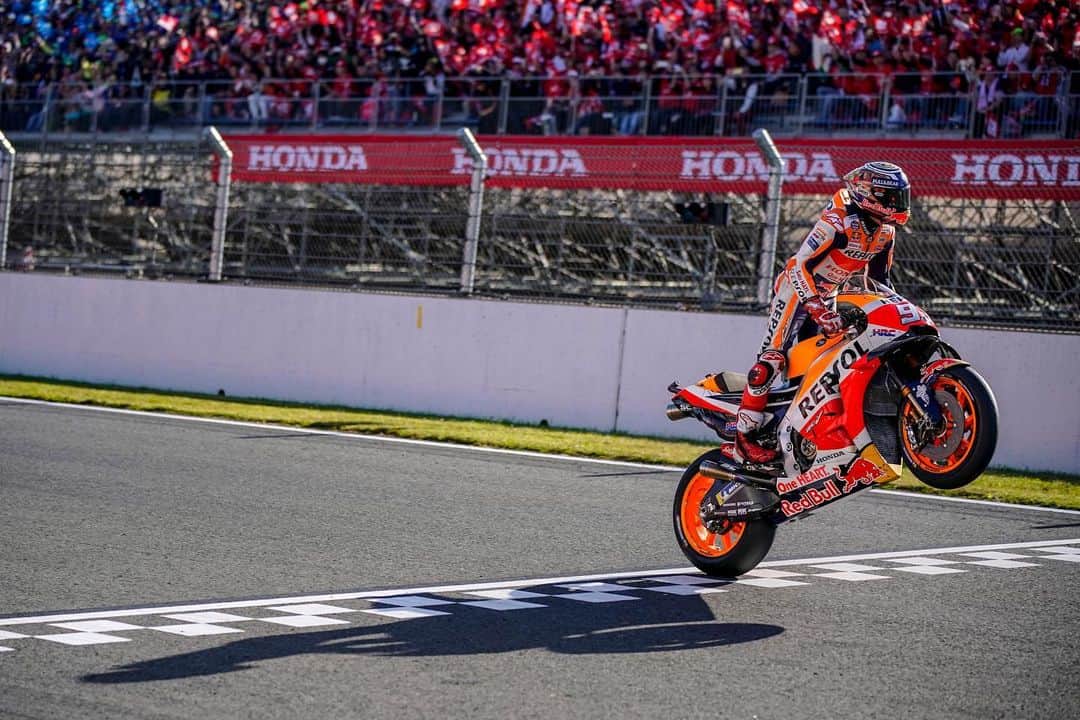 レプソル・ホンダのインスタグラム：「Win 43 🏆  LEVELLING UP 7️⃣   A victory and another World Championship claimed in Honda's backyard, three wins in a row for @marcmarquez93 and even more records written.  #LookingBackOnMM93 🐜」
