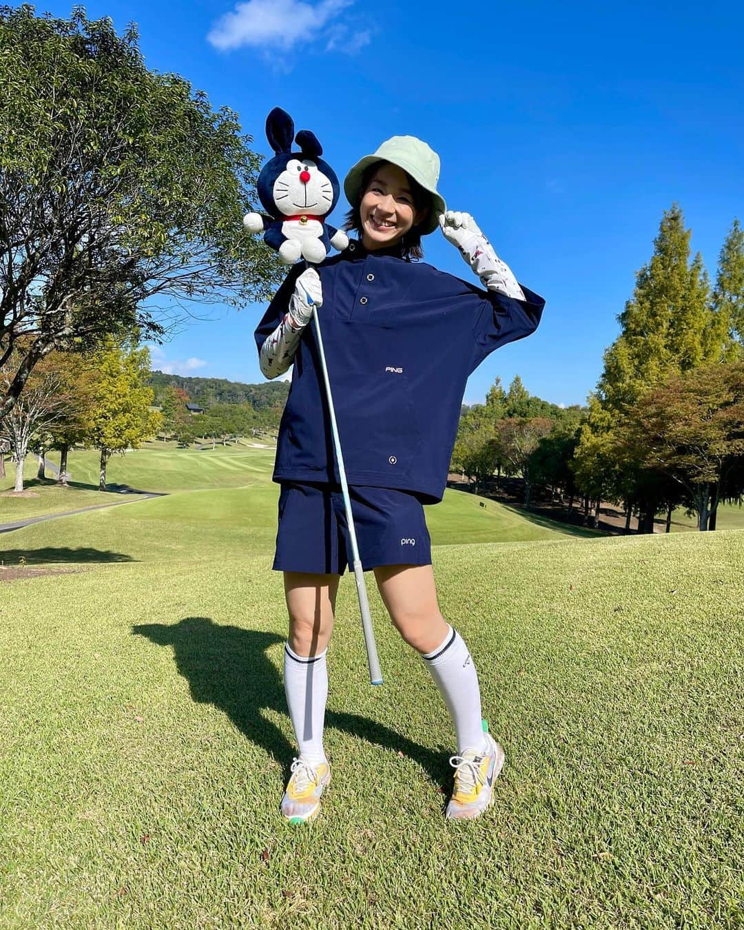 酒井瞳さんのインスタグラム写真 - (酒井瞳Instagram)「秋晴れ最高ー☀️  練習とは全く違う環境で相変わらずあっちこっち走り回ってましたが😂💦  それでも風が気持ちよくて涼しくて 紅葉もちらほら見れて気持ち良かったぁ🍁  新しいウェアは @pingapparel_japan です😁  着やすいし可愛い♥️  練習あるのみ！もっと頑張ります、、😂　  #ゴルフ #golf #⛳️ #ウェア #ゴルフウェア #秋晴れ #楽しい」10月25日 9時04分 - s.sakaihitomi