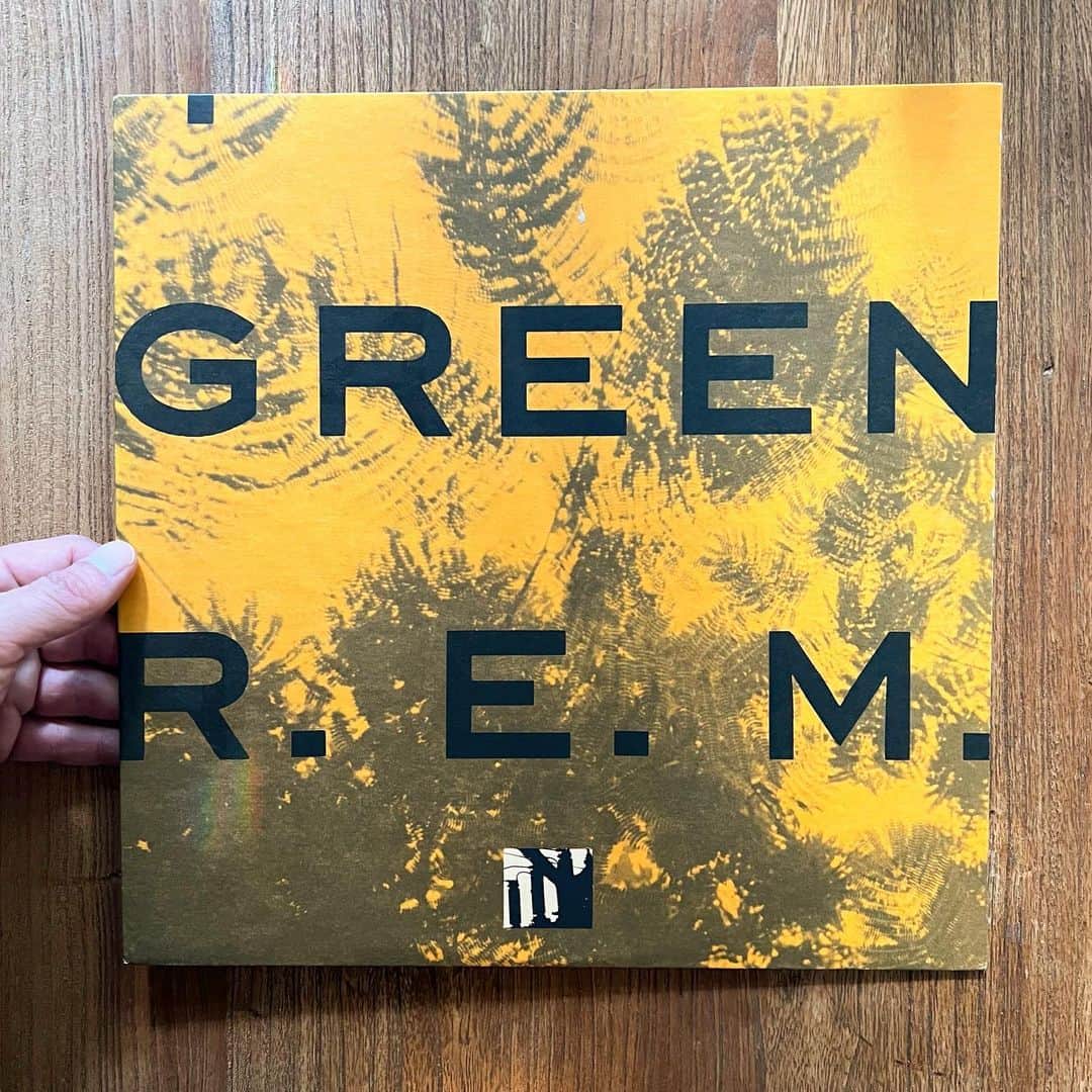 山田稔明のインスタグラム：「1988年のREM、リリースから35年。あの頃、坊主頭の中学3年生だった。 #朝一番に聴くレコード」