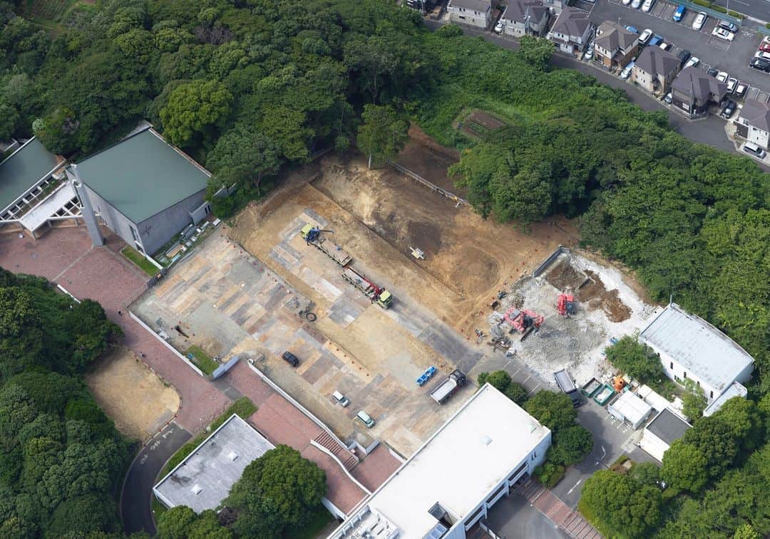 Meiji Gakuin/明治学院大学/明学さんのインスタグラム写真 - (Meiji Gakuin/明治学院大学/明学Instagram)「👷建設中の新校舎を空から👷  2025年秋、横浜キャンパスに完成予定の新校舎。 2023年4月から2023年の9月までの 空から見た工事の進捗をお届けします☁️  少しずつ少しずつ、工事が進んでいます。 新校舎の概要はプロフィール( @mguniv )のURLから チェックしてみてください👀  #明治学院大学 #横浜キャンパス #横浜 #戸塚 #工事 #新校舎 #情報数理学部 #秋学期 #秋学期もがんばろう #明学 #明治学院 #明学人 #勉強 #大学 #授業 #明学生 #メイガク #明学ライフ #大学生活 #キャンパスライフ #mgu #meijigakuinuniversity #meijigakuin #meigaku #photography #photographer」10月25日 10時00分 - mguniv