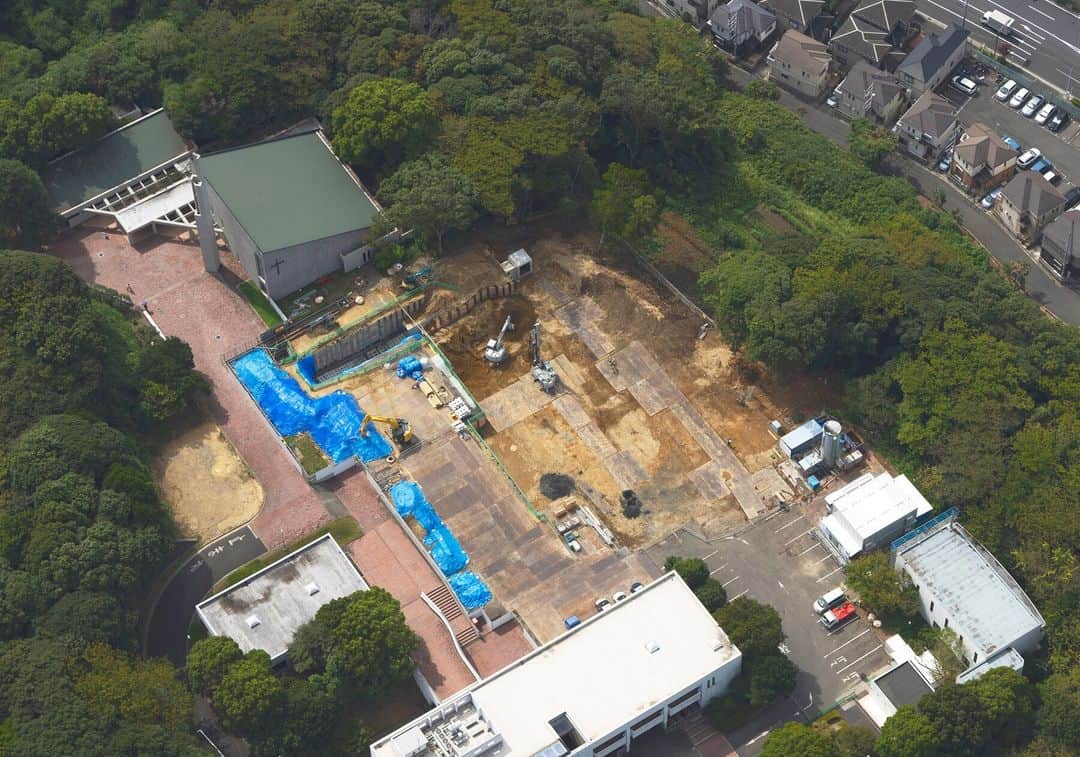 Meiji Gakuin/明治学院大学/明学さんのインスタグラム写真 - (Meiji Gakuin/明治学院大学/明学Instagram)「👷建設中の新校舎を空から👷  2025年秋、横浜キャンパスに完成予定の新校舎。 2023年4月から2023年の9月までの 空から見た工事の進捗をお届けします☁️  少しずつ少しずつ、工事が進んでいます。 新校舎の概要はプロフィール( @mguniv )のURLから チェックしてみてください👀  #明治学院大学 #横浜キャンパス #横浜 #戸塚 #工事 #新校舎 #情報数理学部 #秋学期 #秋学期もがんばろう #明学 #明治学院 #明学人 #勉強 #大学 #授業 #明学生 #メイガク #明学ライフ #大学生活 #キャンパスライフ #mgu #meijigakuinuniversity #meijigakuin #meigaku #photography #photographer」10月25日 10時00分 - mguniv