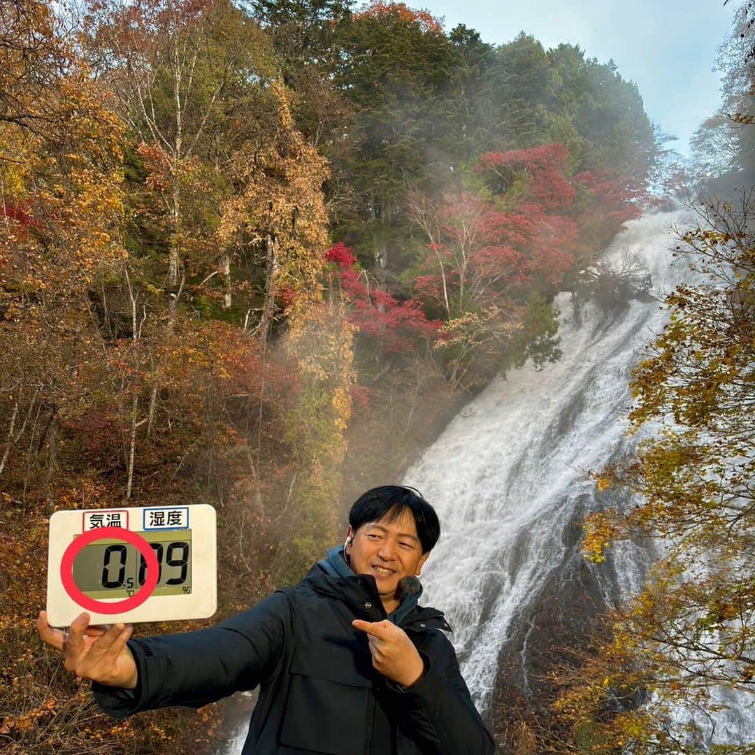 依田司さんのインスタグラム写真 - (依田司Instagram)「10月25日（水） 先週月曜日は栃木県日光市の湯ノ湖から紅葉をお伝えしましたが、けさは、その湯ノ湖の最南端にある滝『湯滝』からの中継。 滝を囲むのは、カエデやミズナラ、白樺などの木々。滝つぼの観爆台から右の遊歩道を登っていくと滝を上から眺めることができ、戦場ヶ原まで見渡せます。 ここは、何と言っても滝の迫力がすごい。 高さ７０メートル、長さ１１０メートルもあるんです。 「湯ノ湖」から流れてきたこの水は、「奥日光三大名爆」のここ「湯滝」から「竜頭の滝」を通り「中禅寺湖」へ流れ込み、最後は「華厳の滝」へと流れ着きます。 今朝は0℃台の冷え込みでした。紅葉狩りは防寒着必須です。  #湯滝 #AIGLE #エーグル #依田さん #依田司 #お天気検定 #テレビ朝日 #グッドモーニング #気象予報士 #お天気キャスター #森林インストラクター #グリーンセイバーアドバンス #プロジェクトワイルド #IPCC伝導者 #japan #japantrip #japantravel #unknownjapan #japanAdventure #japanlife #lifeinjapan #instagramjapan #instajapan #療癒 #ilovejapan #weather #weathercaster #weatherforecast」10月25日 8時59分 - tsukasa_yoda