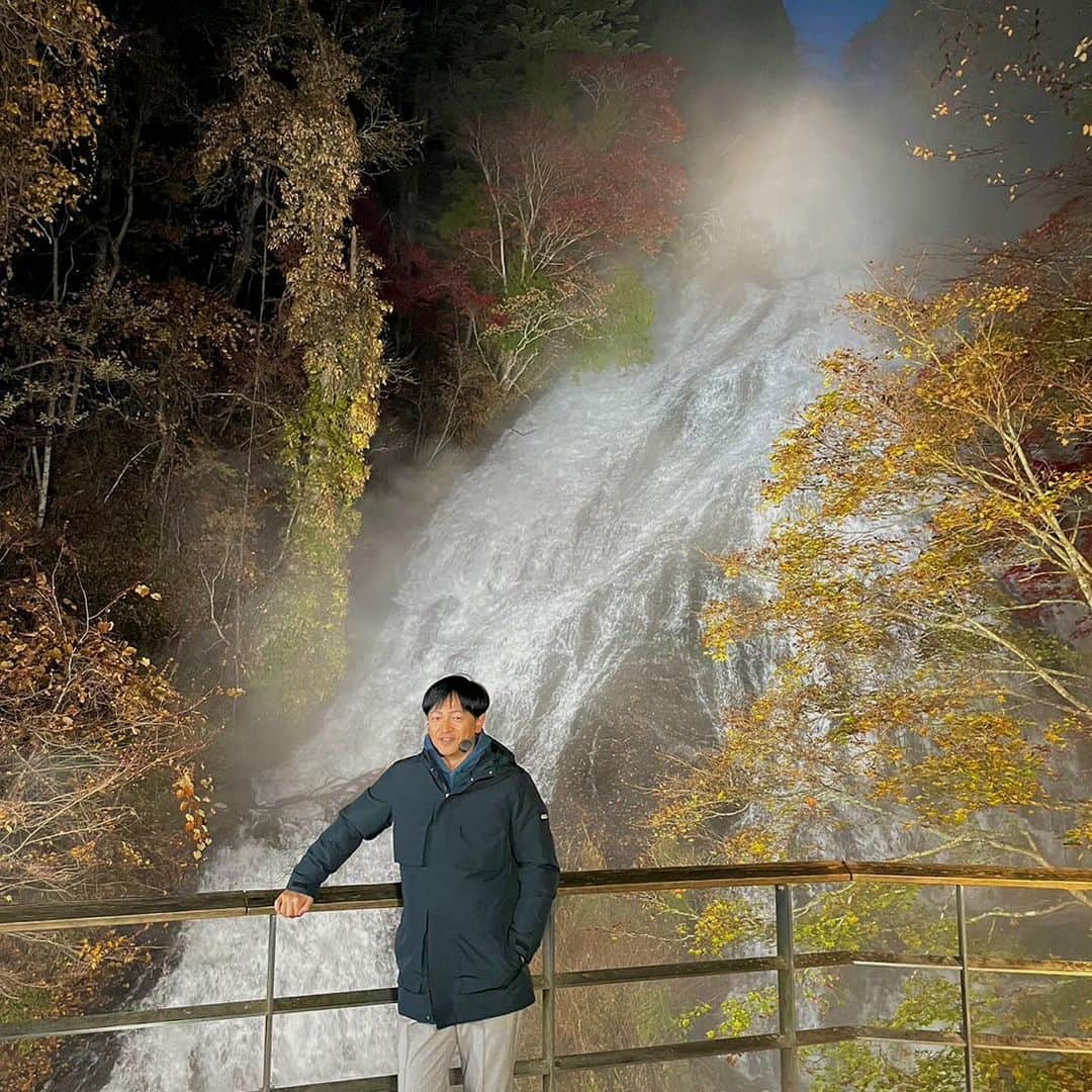 依田司のインスタグラム：「10月25日（水） 先週月曜日は栃木県日光市の湯ノ湖から紅葉をお伝えしましたが、けさは、その湯ノ湖の最南端にある滝『湯滝』からの中継。 滝を囲むのは、カエデやミズナラ、白樺などの木々。滝つぼの観爆台から右の遊歩道を登っていくと滝を上から眺めることができ、戦場ヶ原まで見渡せます。 ここは、何と言っても滝の迫力がすごい。 高さ７０メートル、長さ１１０メートルもあるんです。 「湯ノ湖」から流れてきたこの水は、「奥日光三大名爆」のここ「湯滝」から「竜頭の滝」を通り「中禅寺湖」へ流れ込み、最後は「華厳の滝」へと流れ着きます。 今朝は0℃台の冷え込みでした。紅葉狩りは防寒着必須です。  #湯滝 #AIGLE #エーグル #依田さん #依田司 #お天気検定 #テレビ朝日 #グッドモーニング #気象予報士 #お天気キャスター #森林インストラクター #グリーンセイバーアドバンス #プロジェクトワイルド #IPCC伝導者 #japan #japantrip #japantravel #unknownjapan #japanAdventure #japanlife #lifeinjapan #instagramjapan #instajapan #療癒 #ilovejapan #weather #weathercaster #weatherforecast」