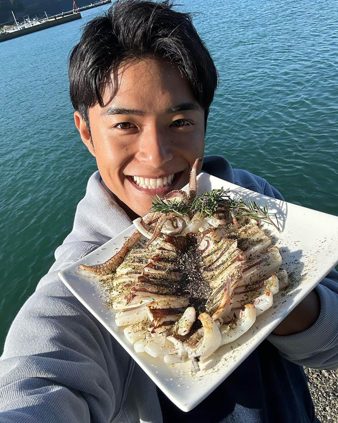 池田航さんのインスタグラム写真 - (池田航Instagram)「ZIP！旅するエプロン福井県の小浜漁港で アオリイカで料理してきました😍🦑  漁師さんが何時でもお手軽に美味しく漁師飯を食べられるように 特性スパイスプレゼント🎁させて頂きました🥰  #旅するエプロン  #福井  #アオリイカ  今日も素敵な食材と暖かい現地の方達との出会いに感謝💓   次回もお楽しみに☀️  朝お仕事で見られない方に、旅するエプロンTikTokが開設されました！ 【旅するエプロン】でTikTok検索すれば見られます✨️ ぜひフォローよろしくお願いいたします😍   #ZIP  #スピッツ #Spitz #ZIPファミリー  #水卜麻美 さん  #池田航  @kohcooking」10月25日 8時59分 - kohcooking