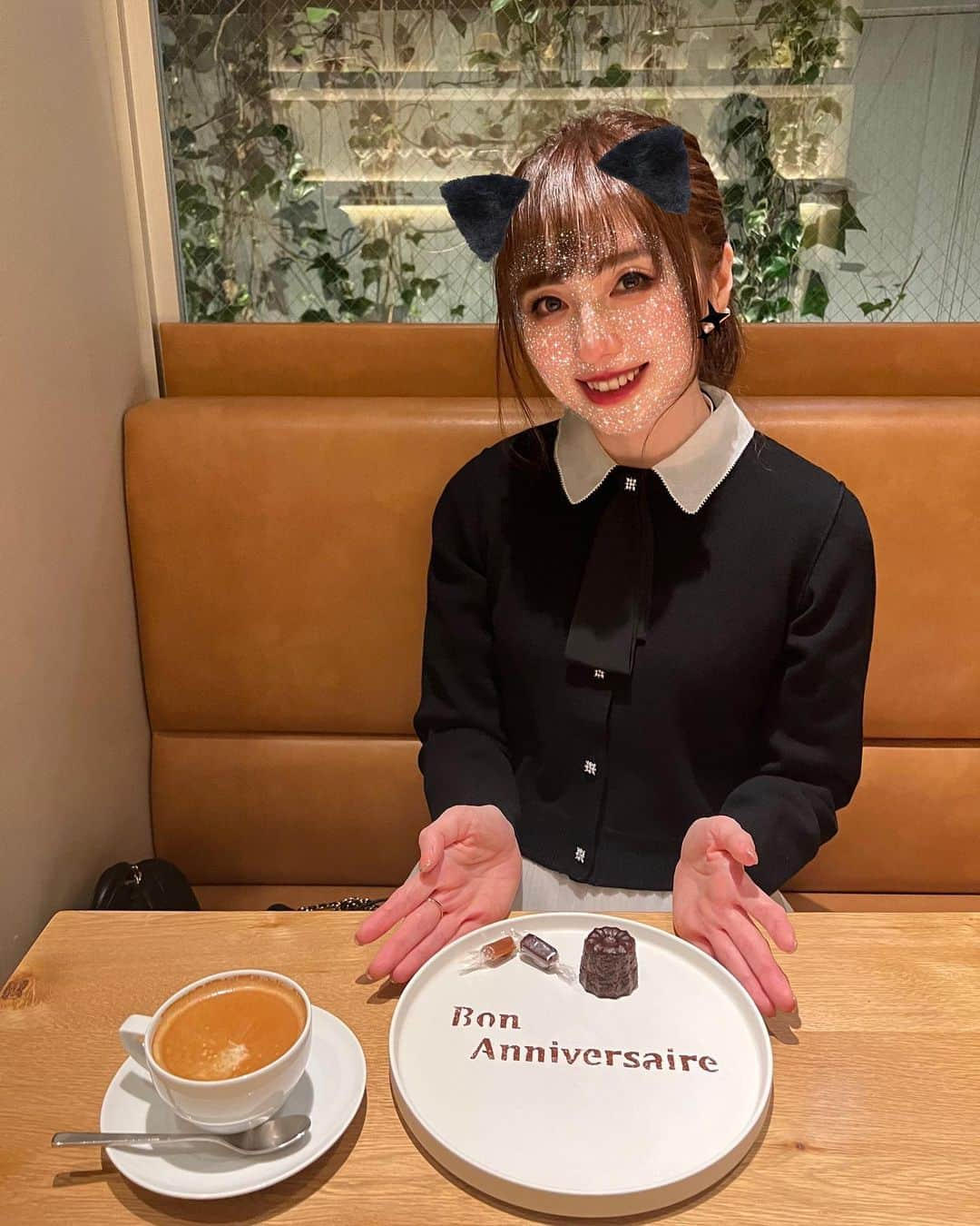 早川愛さんのインスタグラム写真 - (早川愛Instagram)「🎂🐟🦌🍄🌰  NéMo❤️❤️❤️ @restaurantnemo_tokyo   ミシュラン三つ星のNARISAWAとカンテサンスでスーシェフをしていた根本シェフのお店👨‍🍳 2021年6月にオープンしたとっても気になっていたネモ❤️❤️❤️  お魚中心のコースでとっても美味しかったです🥹 特に伊勢海老と常節が絶品✨✨✨ 秋刀魚と茸と金目鯛は初めての味わいでした✨✨ 全体的にボリュームもあるけどくどくないのでもたれずに美味しく完食いたしました🥹 デザートは新高梨と利平栗とカヌレと最後には生キャラメルまで4種類もでてきて全て美味しすぎて甘党な私も大満足でした🥹 お誕生日のお祝いをしてもらってしあわせでした🫶❤️❤️❤️ 久しぶりにアルコール摂取してお顔が酔っ払いなので載せるか迷ったけど安定の黒猫ちゃんで載せてみます🐈‍⬛🖤 それにしても夢でカンテサンスに行ってたというSたんに爆笑すぎたわ🤣  ・  #nemo #ネモ #ミシュランガイド東京 #ミシュラン1 #ミシュラン一つ星 #michelin1stars #michelintokyo #表参道グルメ #表参道フレンチ #表参道 #お誕生日プレート #お誕生日 #mybirthday #happybirthday #happy」10月25日 9時00分 - megumegu_1006