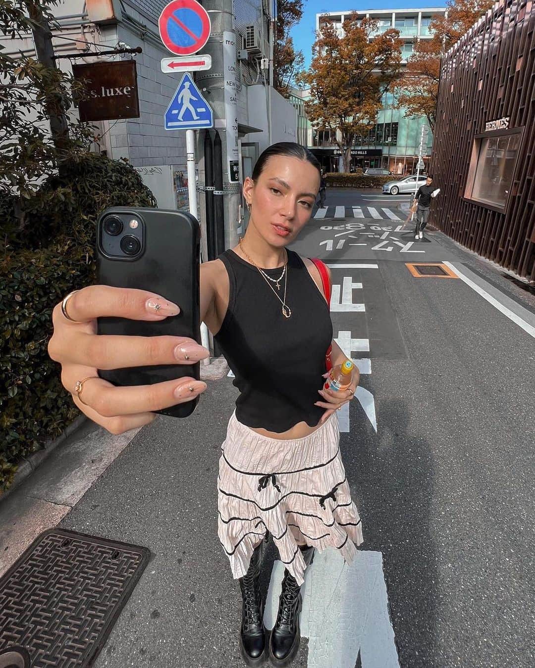 Urban Outfittersさんのインスタグラム写真 - (Urban OutfittersInstagram)「You love it, we love it, everyone loves it! Tap to shop the Kimchi Blue Lillian Tiered Bow Midi Skirt. 🎀  #uocommunity  📸: @rae.hersey @tarmarz @h8myfacelovemyskin @halleykmcg」10月25日 9時12分 - urbanoutfitters