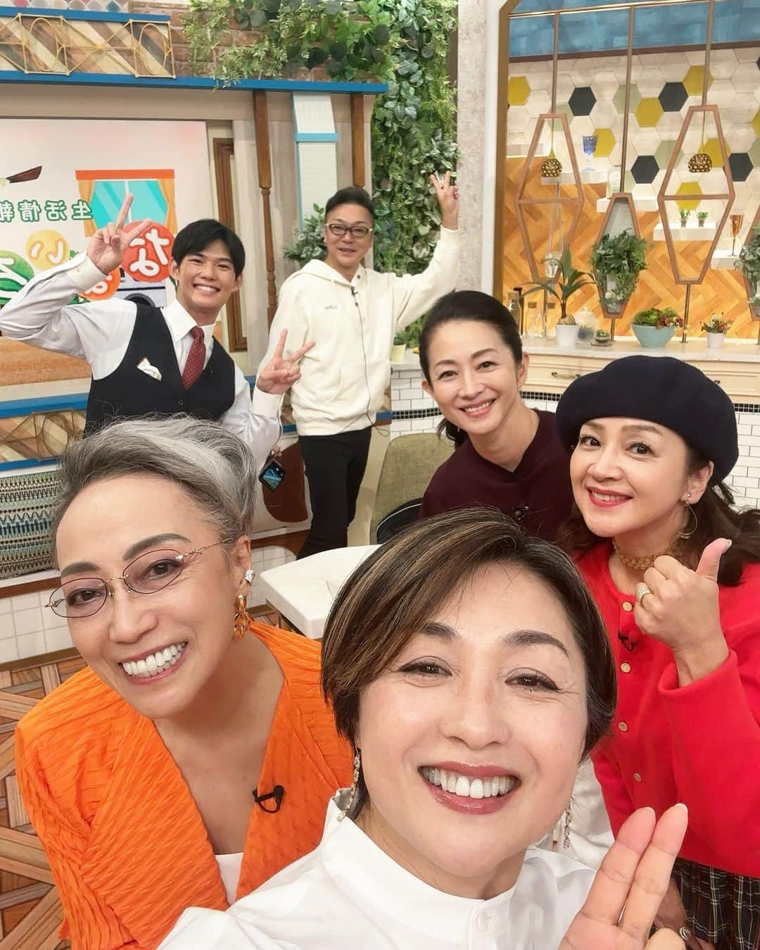 香坂みゆきさんのインスタグラム写真 - (香坂みゆきInstagram)「なないろ日和❣️ 美しい先輩 加藤タキさんに学びます〜‼️  #なないろ日和  #テレビ東京  #bsテレ東  #ポジティブ  #若さ  #美しさ  #やりたいことをやる  #❤️  #加藤タキさん  @yumiko_araki1960  @norikoyamauchi23  @pakkunmakkun_official  @mare_osabe_tx」10月25日 9時12分 - miyuky__way