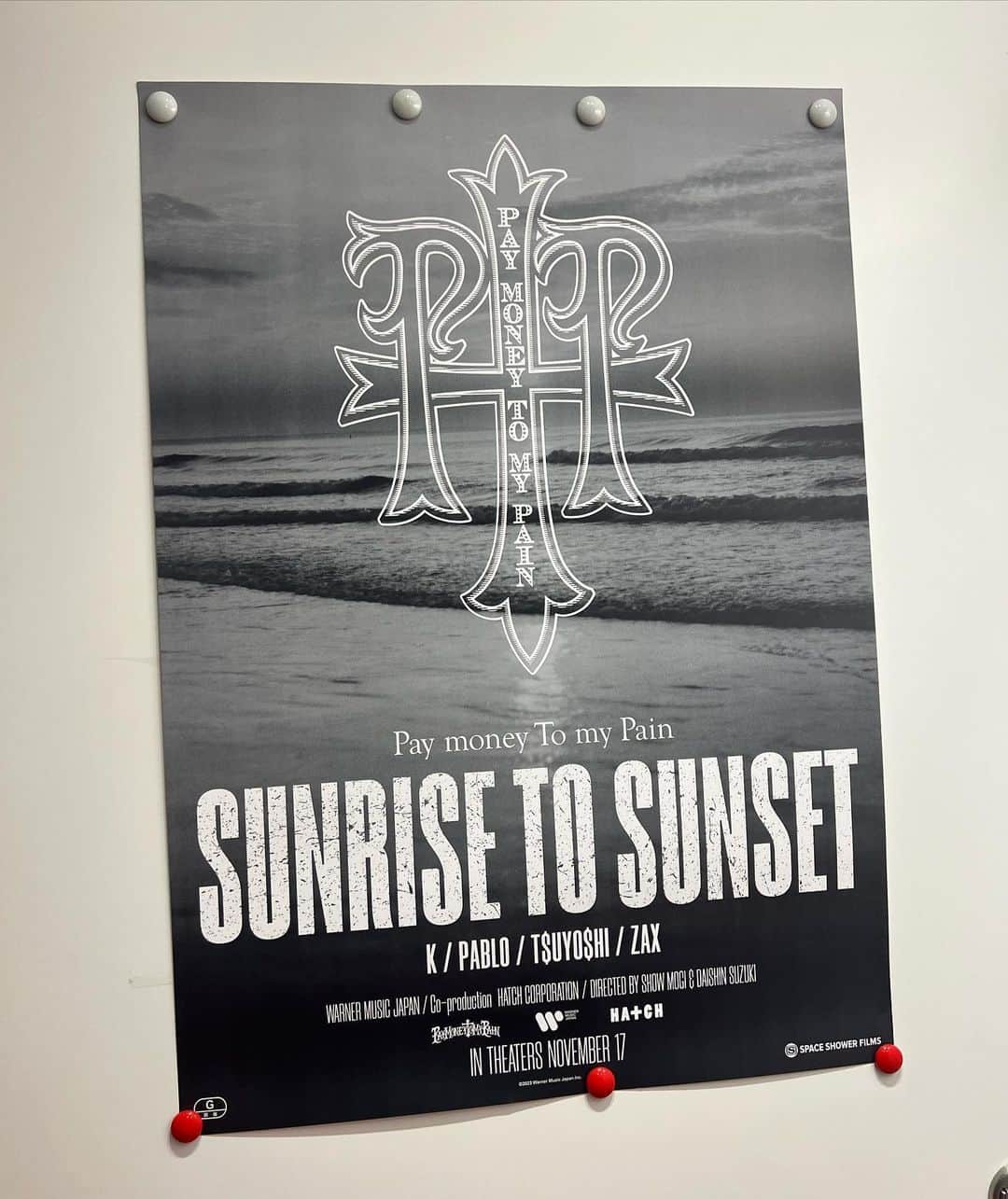 DUTTCHのインスタグラム：「PTPの映画 『SUNRISE TO SUNSET』試写会  やっぱＫの声は、人の弱い心をグッと惹きつけるなぁと改めて感じた。  PTPは、間違いなく今のラウドロックシーンを 作ったバンドの1つやと映画を観て確信した。  メンバーそれぞれの想い、 俺らバンドマンの仲間の愛が いっぱい詰まった映画でした。  是非本当のロックバンドの映画を 劇場で感じて下さい。  2023年11月17日ロードショー‼️  #paymoneytomypain  #k #tsuyoshi #pablo #zax #jin」