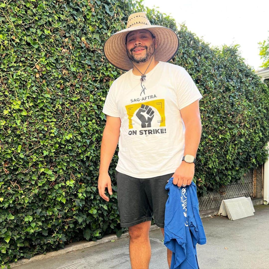 コルトン・ダンのインスタグラム：「My dumbass can only do two things. I got no fall backs. No plan C. Been on strike for 5 1/2 months - from one or both of my guilds.  I am so grateful and incredibly lucky for the work I’ve been able to do. I really want to get back to it… fully. With fair contracts for all. Im also in awe of the amazing people I’ve met or reconnected with on the lines and the overall solidarity in an otherwise very competitive field.  This many Actors and writers getting along for THIS long? That’s gotta say something. The #AMPTP may have the money but we have the people.  Let’s get this done. #sagstrong #sagaftrastrike #wgastrong #unionstrong  #Power2Performers.」