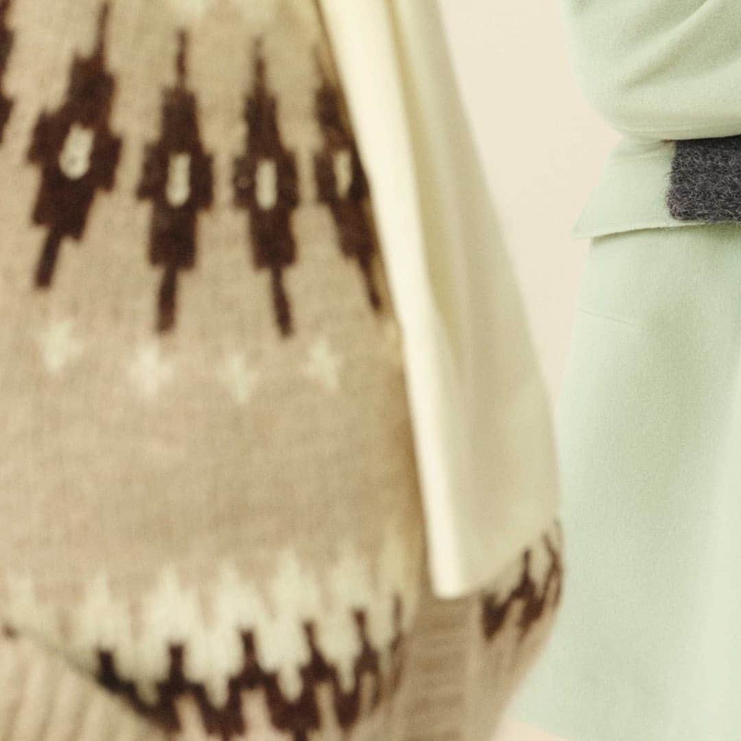 milaowen_officialのインスタグラム：「【23' WINTER COLLECTION】  10.26.thu 12:00 Mila Owen Web Catalog  オフィシャルオンラインストア・USAGI ONLINEにてミラ オーウェン冬のWEBカタログが公開いたします。 WEBカタログ掲載アイテムご購入とご予約の特典として、WEB限定でお買い物に使えるポイント一律10％還元キャンペーンを行います。  📅10月26日(木)12:00〜28日 (土) 23:59まで  #milaowen #winter #fashion #basic」