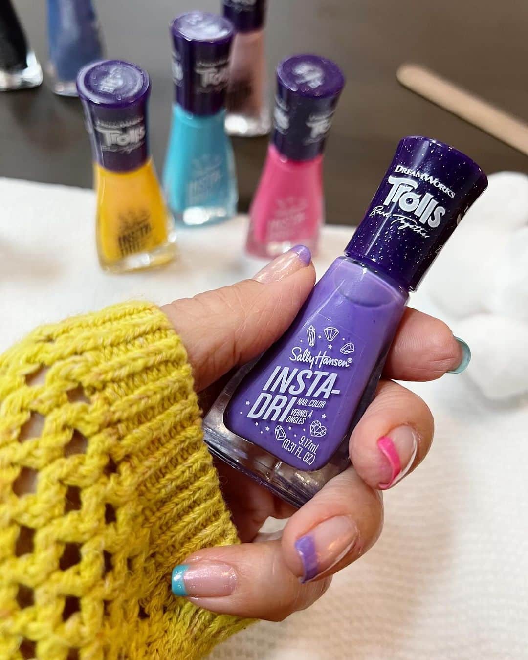 Ilana Wilesさんのインスタグラム写真 - (Ilana WilesInstagram)「Look ma! I did these myself! @Sally_Hansen sent me their new Insta-Dri x @Trolls collection to celebrate the new movie, Trolls Band Together (in theaters on November 17th!), and I thought the only way to properly showcase all the colors was to put them on all at once. I was a little worried I wouldn’t be able to give myself a French manicure, but because it's Insta-Dri (each coat dries in 60 seconds), it was much faster and easier than I thought it would be. I'm so proud of the final results! The collection includes 8 different fun colors with matte and pearl finishes. You can shop the collection at the @walmart link in my bio. #TrollsBandTogether #SallyHansenPartner」10月25日 9時11分 - mommyshorts