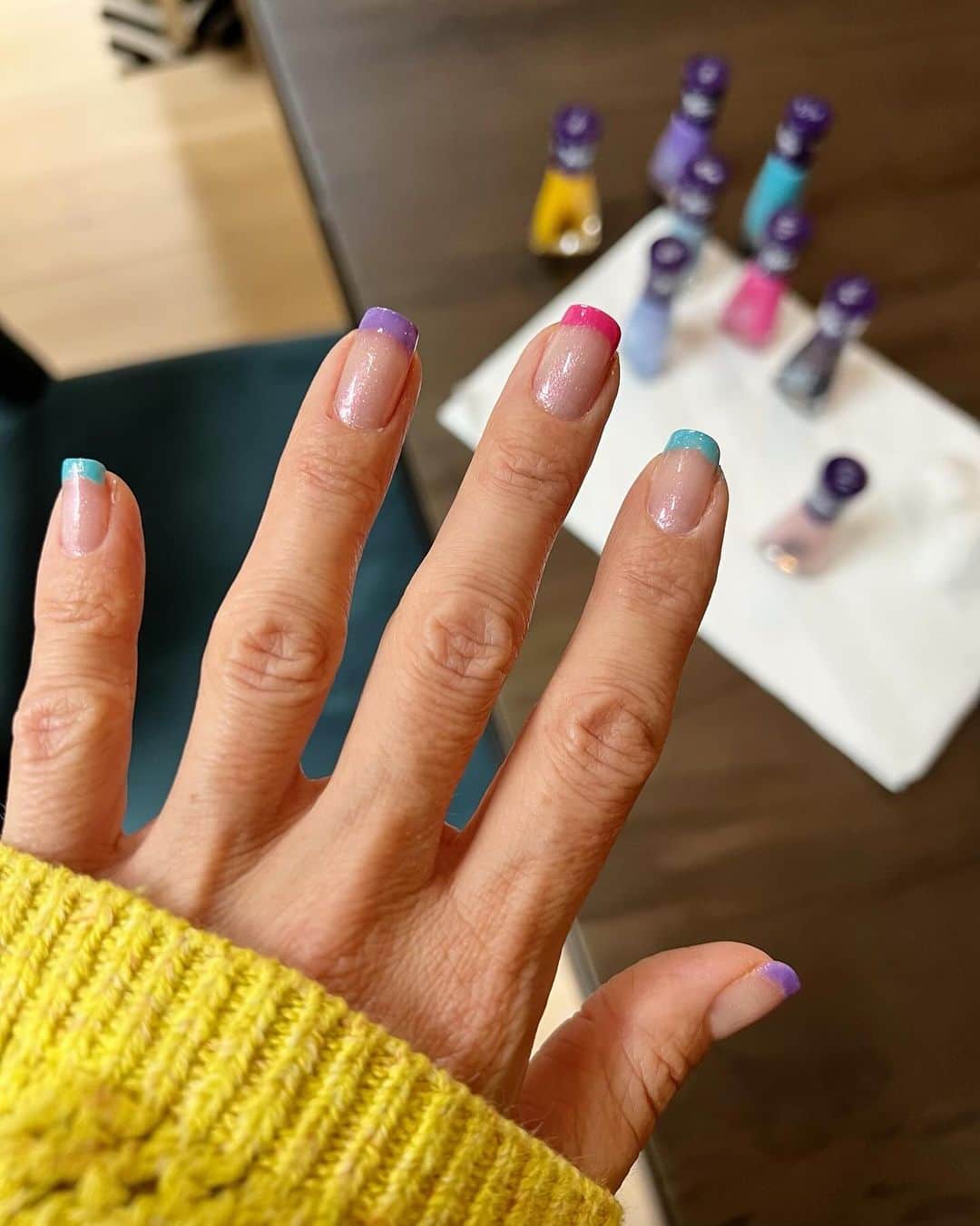 Ilana Wilesのインスタグラム：「Look ma! I did these myself! @Sally_Hansen sent me their new Insta-Dri x @Trolls collection to celebrate the new movie, Trolls Band Together (in theaters on November 17th!), and I thought the only way to properly showcase all the colors was to put them on all at once. I was a little worried I wouldn’t be able to give myself a French manicure, but because it's Insta-Dri (each coat dries in 60 seconds), it was much faster and easier than I thought it would be. I'm so proud of the final results! The collection includes 8 different fun colors with matte and pearl finishes. You can shop the collection at the @walmart link in my bio. #TrollsBandTogether #SallyHansenPartner」