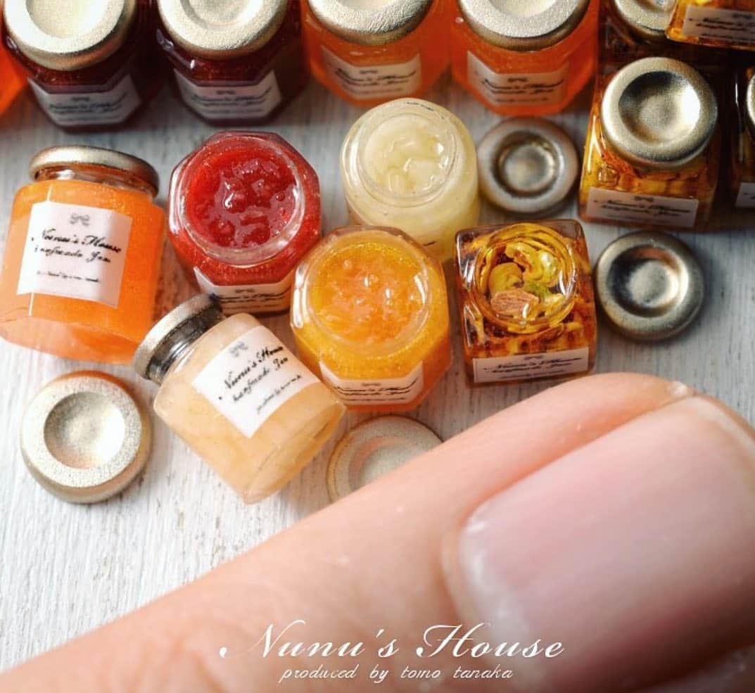 Nunu's Houseのインスタグラム：「ジャムと蜂蜜のミニチュア🍯 jam and honey🐝🍞🍓 以前アーモンドとか入った蜂蜜を 頂いたんだけど可愛すぎて食べれなくて 飾ってたら賞味期限切れてたよね🥺  #miniature#ミニチュア #ミニチュア アート #田中智#nunushouse  #ハチミツ #ジャム #アート#かわいい #kawaii」