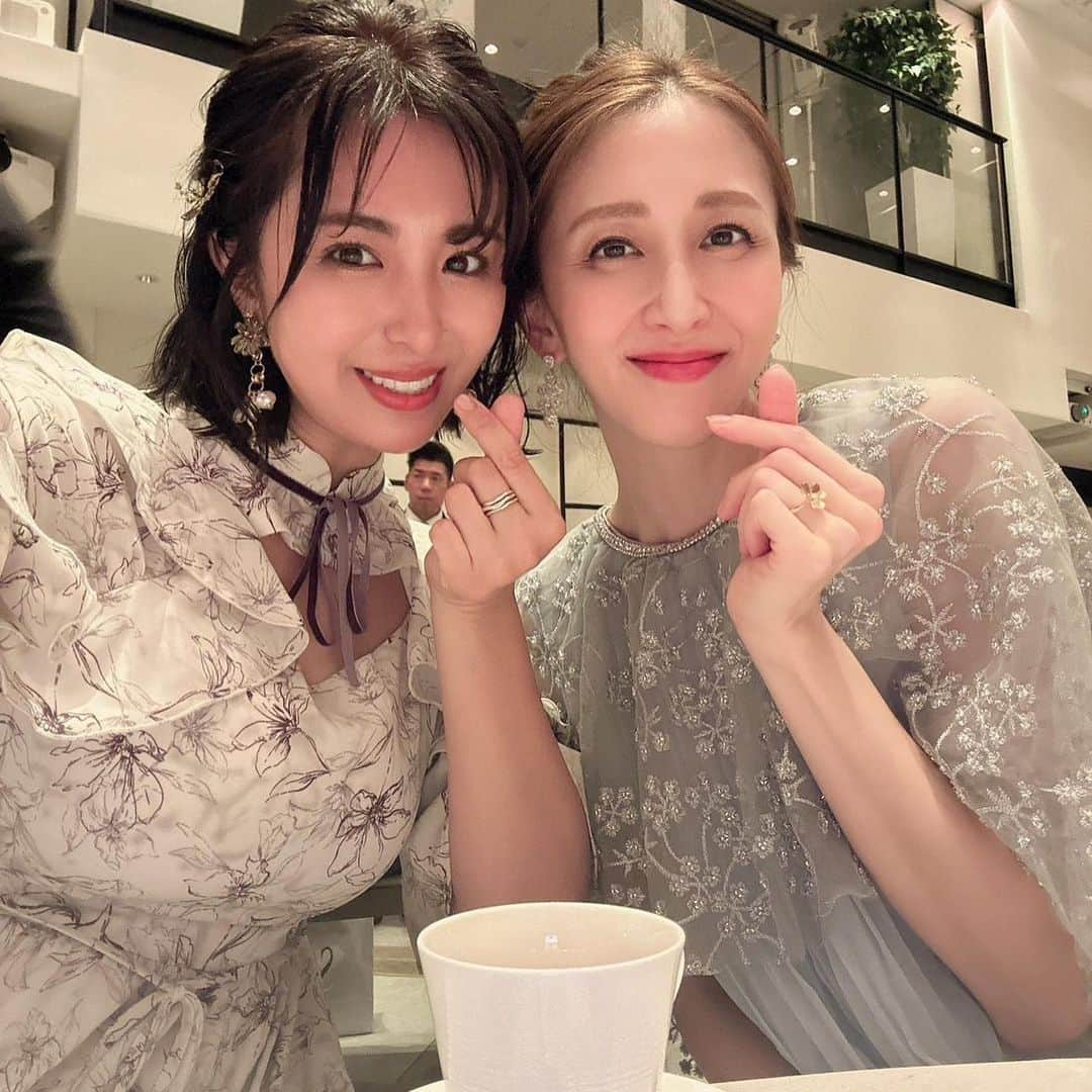 渡香奈さんのインスタグラム写真 - (渡香奈Instagram)「心に染み渡っためぐにゃんの結婚式🥹💖 めぐにゃんとは思えば最近！笑 知り合ったのにこんなに仲良くなれるとは！こんなに大好きになっちゃうとは！😂  こんなに可愛くて、めちゃくちゃ面白くて、びっくりするくらい真面目で愛情深くて！✨✨✨最高の旦那様だけど妬いちゃうわ〜〜💕  めぐにゃんの世界一の笑顔で幸せな家庭を築いてね😌🫶はぁ〜〜可愛かった…🥹 いつメンに混ぜてもらって最高に華やかで幸せなひと時でした🥂✨  #happywedding #結婚式 #シンデレラドレス  #somethingblue #wedding #おめでとう #love」10月25日 9時20分 - kanarina1261