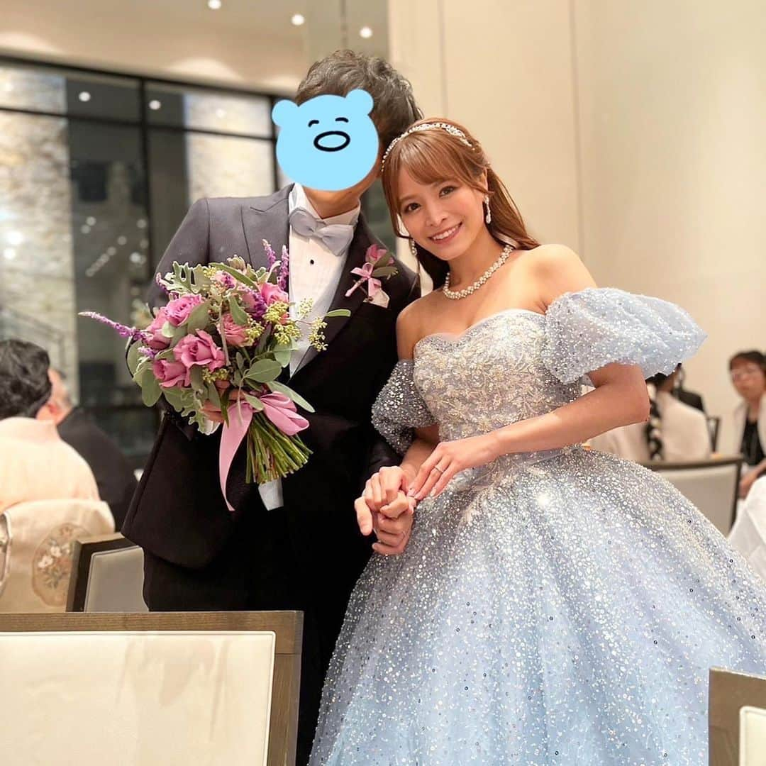 渡香奈さんのインスタグラム写真 - (渡香奈Instagram)「心に染み渡っためぐにゃんの結婚式🥹💖 めぐにゃんとは思えば最近！笑 知り合ったのにこんなに仲良くなれるとは！こんなに大好きになっちゃうとは！😂  こんなに可愛くて、めちゃくちゃ面白くて、びっくりするくらい真面目で愛情深くて！✨✨✨最高の旦那様だけど妬いちゃうわ〜〜💕  めぐにゃんの世界一の笑顔で幸せな家庭を築いてね😌🫶はぁ〜〜可愛かった…🥹 いつメンに混ぜてもらって最高に華やかで幸せなひと時でした🥂✨  #happywedding #結婚式 #シンデレラドレス  #somethingblue #wedding #おめでとう #love」10月25日 9時20分 - kanarina1261