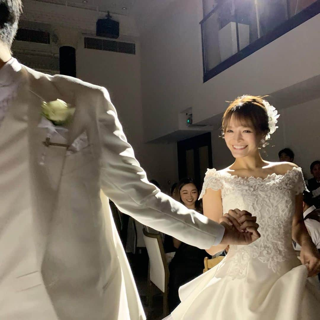 渡香奈さんのインスタグラム写真 - (渡香奈Instagram)「心に染み渡っためぐにゃんの結婚式🥹💖 めぐにゃんとは思えば最近！笑 知り合ったのにこんなに仲良くなれるとは！こんなに大好きになっちゃうとは！😂  こんなに可愛くて、めちゃくちゃ面白くて、びっくりするくらい真面目で愛情深くて！✨✨✨最高の旦那様だけど妬いちゃうわ〜〜💕  めぐにゃんの世界一の笑顔で幸せな家庭を築いてね😌🫶はぁ〜〜可愛かった…🥹 いつメンに混ぜてもらって最高に華やかで幸せなひと時でした🥂✨  #happywedding #結婚式 #シンデレラドレス  #somethingblue #wedding #おめでとう #love」10月25日 9時20分 - kanarina1261