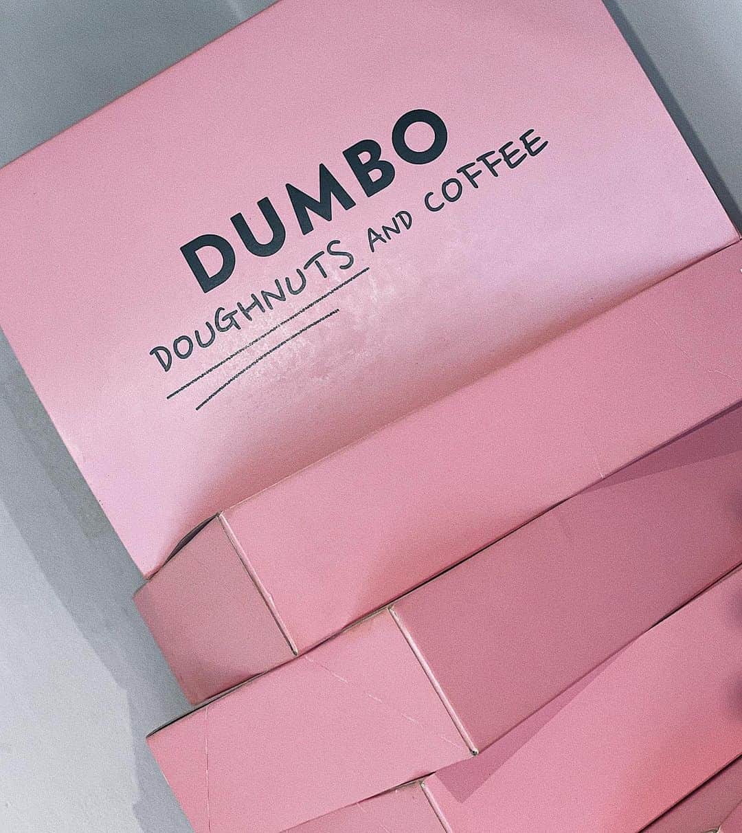 marikoのインスタグラム：「▶︎ Good morning :)  昨日から食べたいスイッチが入ってる @dumbodc のドーナッツ🩷 今日のお昼は🍩に決めた!!! だいたい行ったら1人でも3個買っちゃう それくらいどれも美味しいから困る☝🏽笑  ・ ・ #dumbodoughnutsandcoffee  #doughnuts#doughnutshop#🍩」