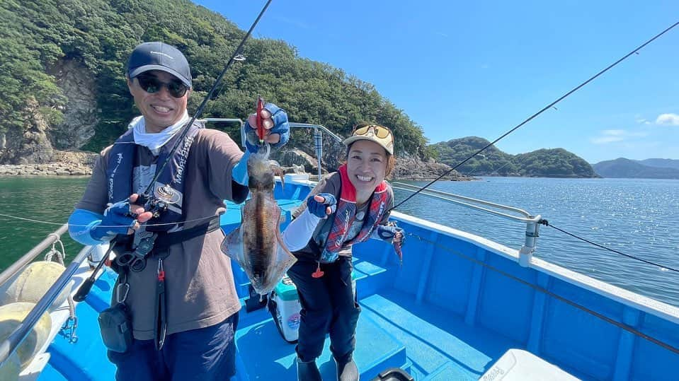 彼方茜香さんのインスタグラム写真 - (彼方茜香Instagram)「アオリイカ♡ 各地で🦑好調情報が届きますねぇ·͜· ｳｽﾞｳｽﾞ 先日放送された「ソルパラTV」三重県尾鷲でのティップラン♪ majorcraftの公式YouTubeにUPされてます!! サイトで狙った1杯は頭の中でイカの動きを計算してエギの沈め方とか試してゲットしたから嬉しかった〜🦑♥️ 攻略法を探す楽しさも🦑釣りの魅力!! あとは冷凍庫にストックしておける食料調達（笑） 皆さんの地域は🦑どうですかぁ？？  #ティップラン  #アオリイカ  #ソルパラtv  #ベイトフェザーtr #sarynfishing」10月25日 9時28分 - serikaochikata