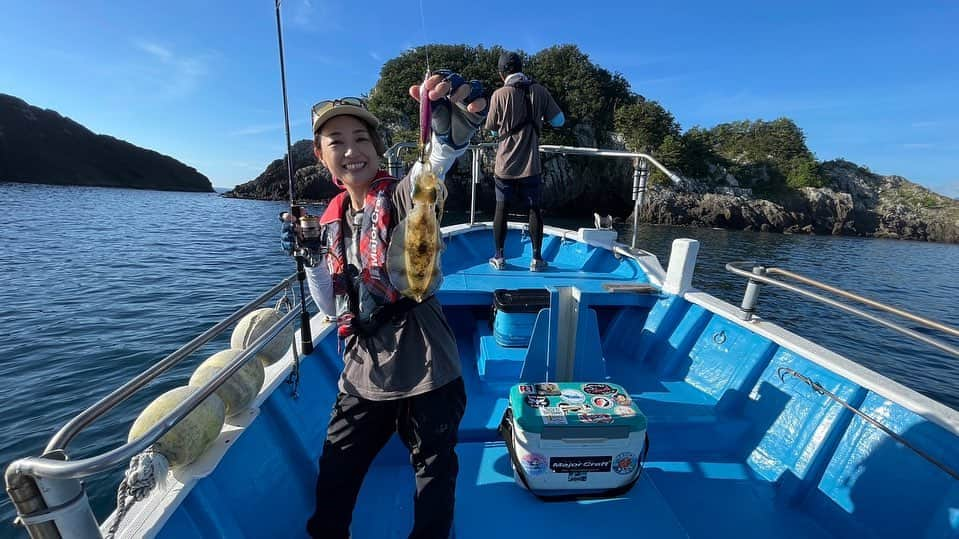 彼方茜香さんのインスタグラム写真 - (彼方茜香Instagram)「アオリイカ♡ 各地で🦑好調情報が届きますねぇ·͜· ｳｽﾞｳｽﾞ 先日放送された「ソルパラTV」三重県尾鷲でのティップラン♪ majorcraftの公式YouTubeにUPされてます!! サイトで狙った1杯は頭の中でイカの動きを計算してエギの沈め方とか試してゲットしたから嬉しかった〜🦑♥️ 攻略法を探す楽しさも🦑釣りの魅力!! あとは冷凍庫にストックしておける食料調達（笑） 皆さんの地域は🦑どうですかぁ？？  #ティップラン  #アオリイカ  #ソルパラtv  #ベイトフェザーtr #sarynfishing」10月25日 9時28分 - serikaochikata