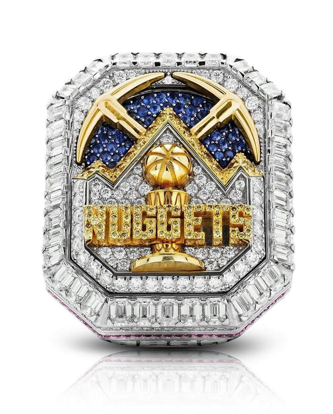 レイチェル・ニコルズさんのインスタグラム写真 - (レイチェル・ニコルズInstagram)「These Nuggets championship rings are wild. I am 100% in on the little insert that pulls out to show replica of the banner. Killer.」10月25日 9時38分 - rachel_nichols