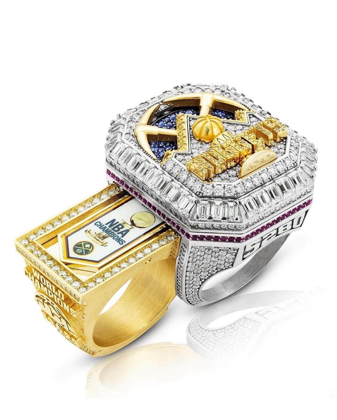 レイチェル・ニコルズのインスタグラム：「These Nuggets championship rings are wild. I am 100% in on the little insert that pulls out to show replica of the banner. Killer.」