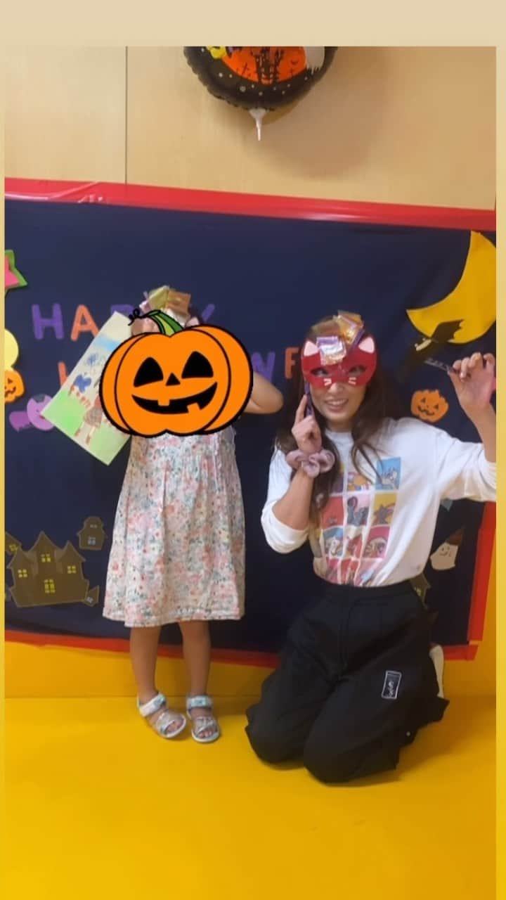 のインスタグラム：「🎃Halloween 🎃 イベントに三姉妹とお友達を連れて行ったら どんどん子供達が増えて 収集つかなかった😅 みんな体力がすごいね💪  #三姉妹　#三女　#5歳　#ハロウィン　#halloween #イベント」