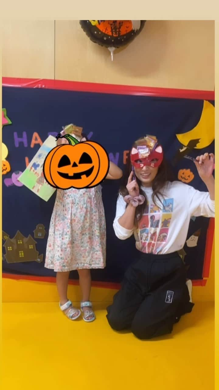 熊田曜子のインスタグラム：「🎃Halloween 🎃 イベントに三姉妹とお友達を連れて行ったら どんどん子供達が増えて 収集つかなかった😅 みんな体力がすごいね💪  #三姉妹　#三女　#5歳　#ハロウィン　#halloween #イベント」